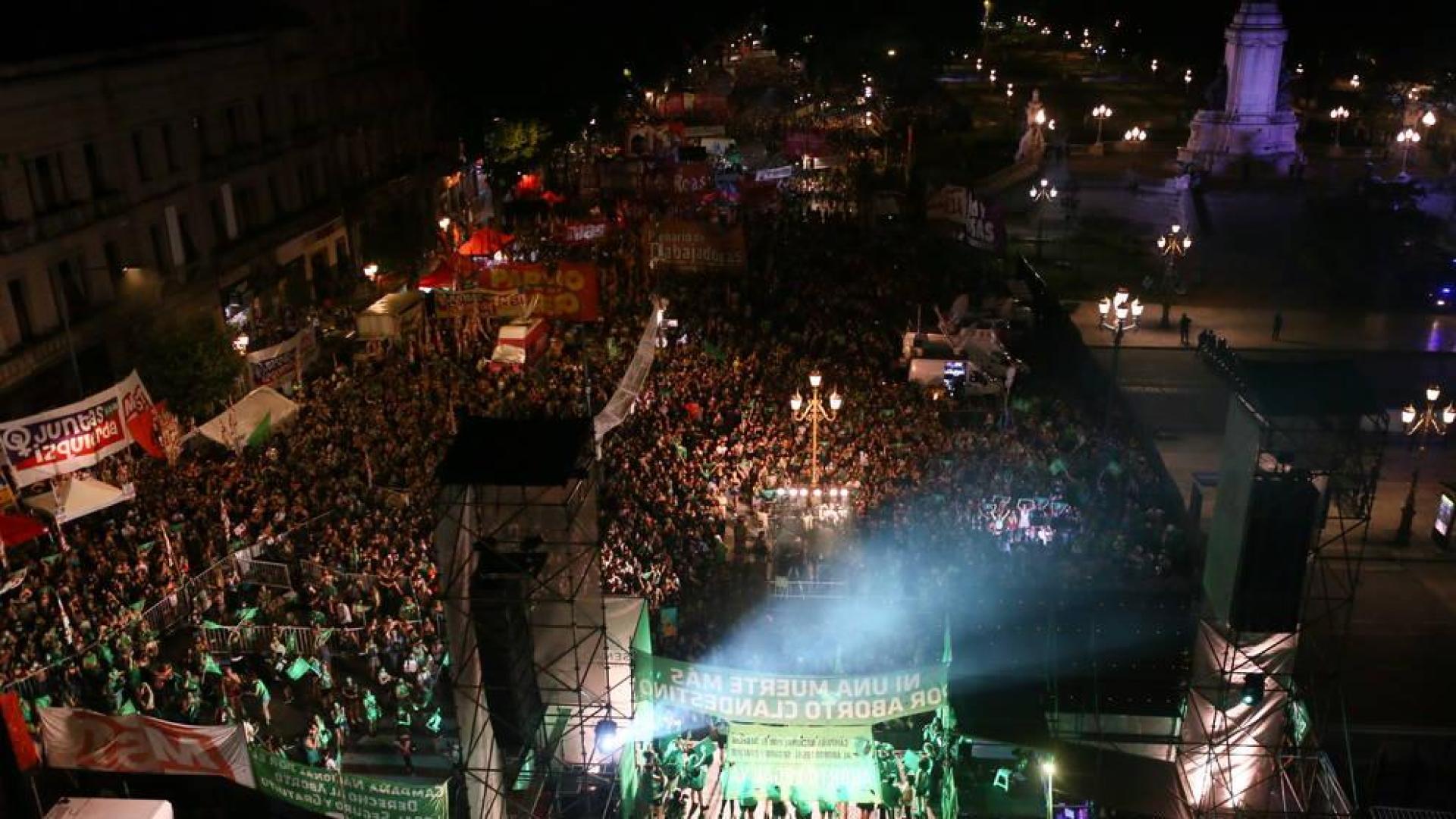 Concentraciones a las puertas del senado de Argentina durante la votación de la legalización del aborto