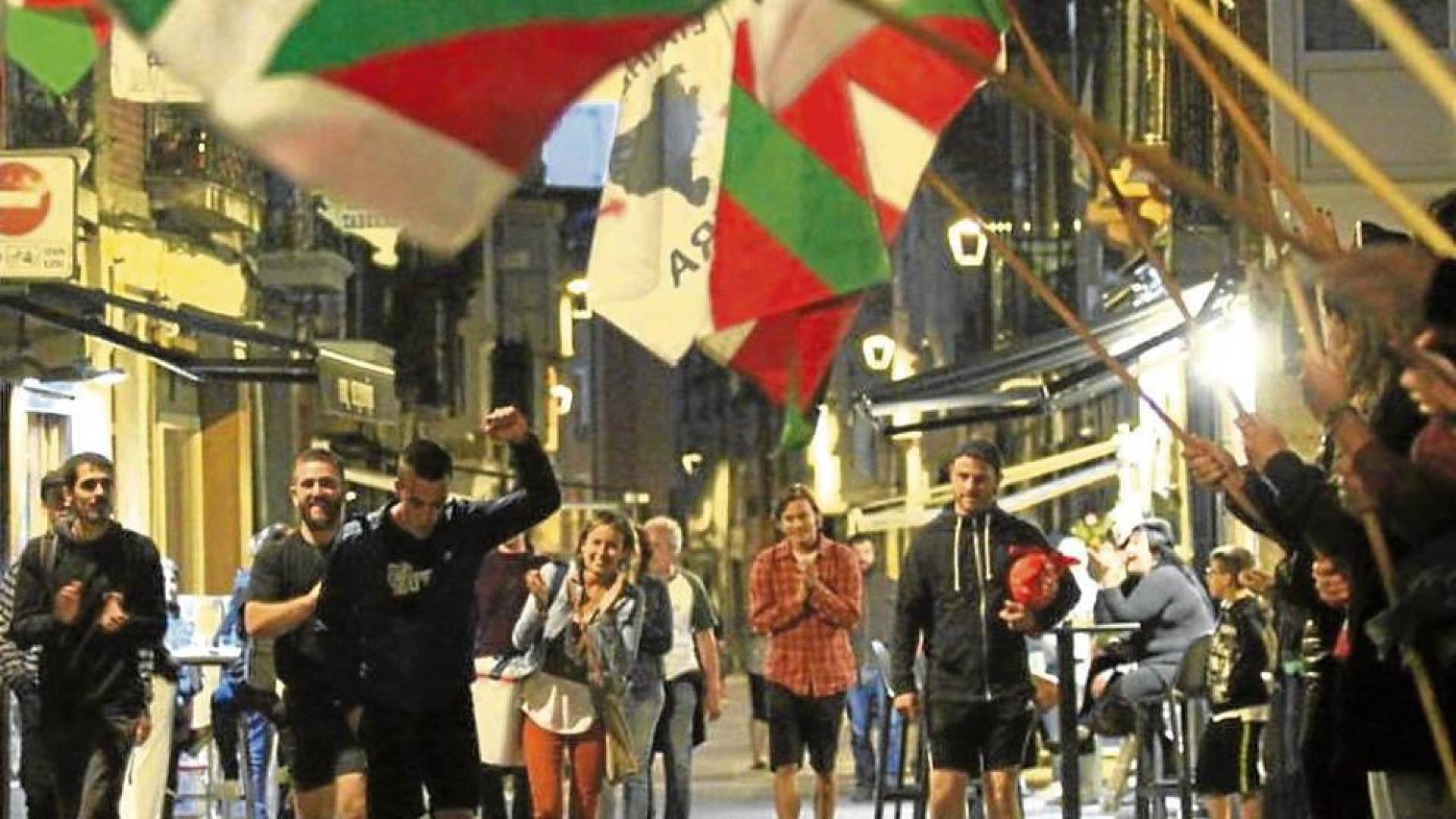 Recibimiento a Aitor Zelaia de madrugada en Vitoria en julio de 2019.