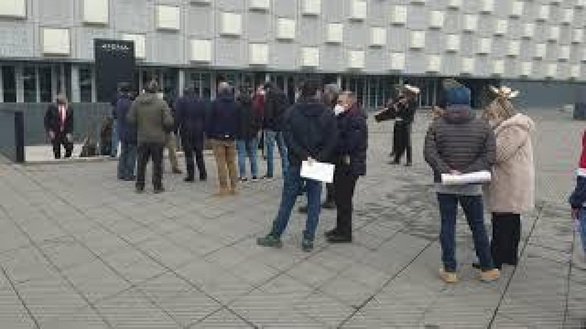 Unos mariachis amenizan el inicio de la Asamblea de Osasuna