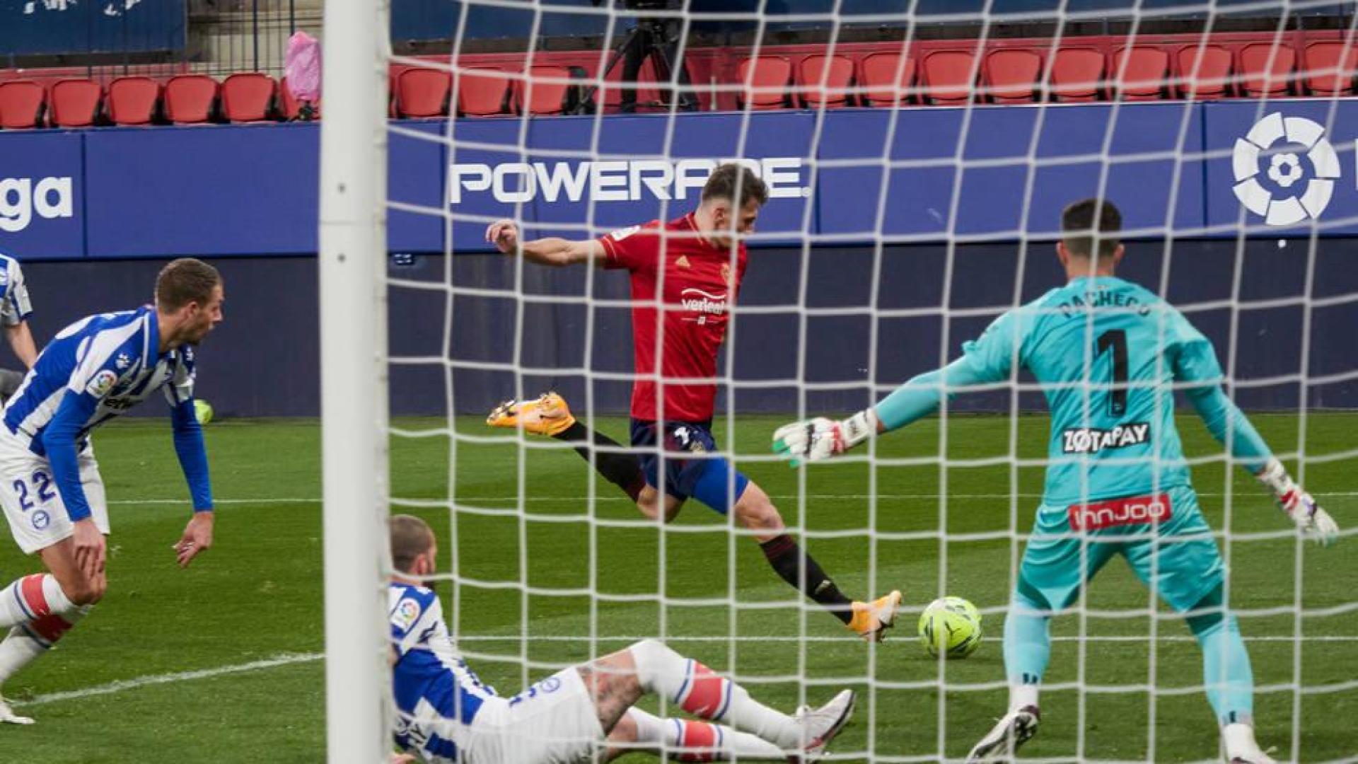 Osasuna resiste con uno menos ante el Alavés para despedir el año
