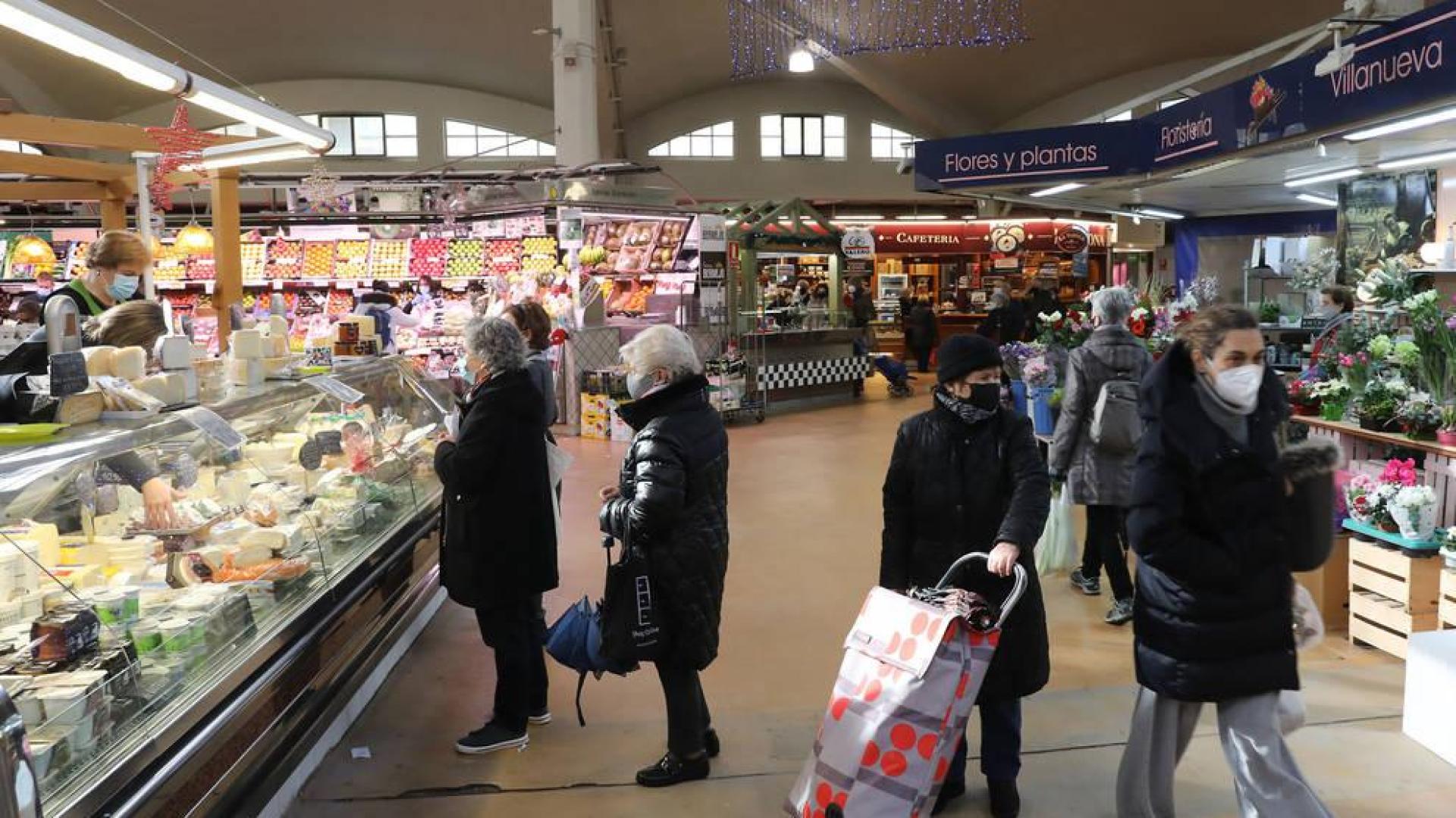 Personas comprando en el Mercado del Segundo Ensanche