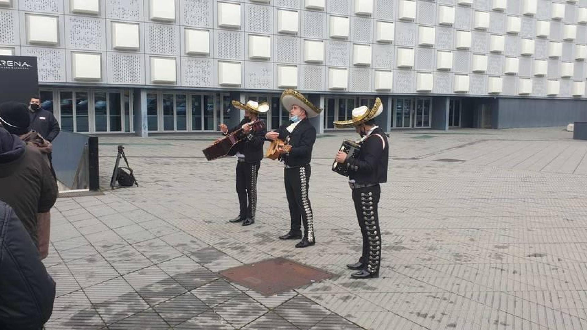 Los mariachis, en el exterior del Navarra Arena.