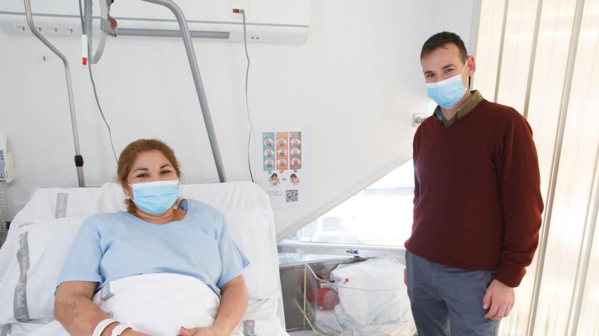 Los padres de Izan, Antonia Aguilera y Manuel Jesús Velásquez, junto al bebé que duerme en la cuna.