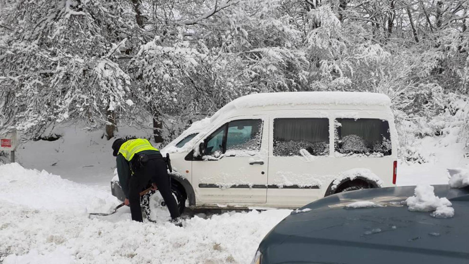 La Guardia Civil auxilia a varios vehículos en Olazagutía y Urbasa por la nieve