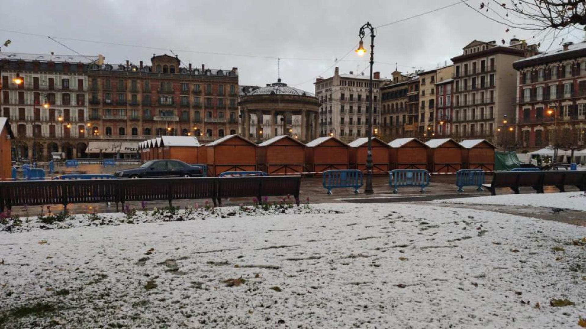 Pamplona despierta con un manto blanco en una jornada con alerta amarilla por nieve