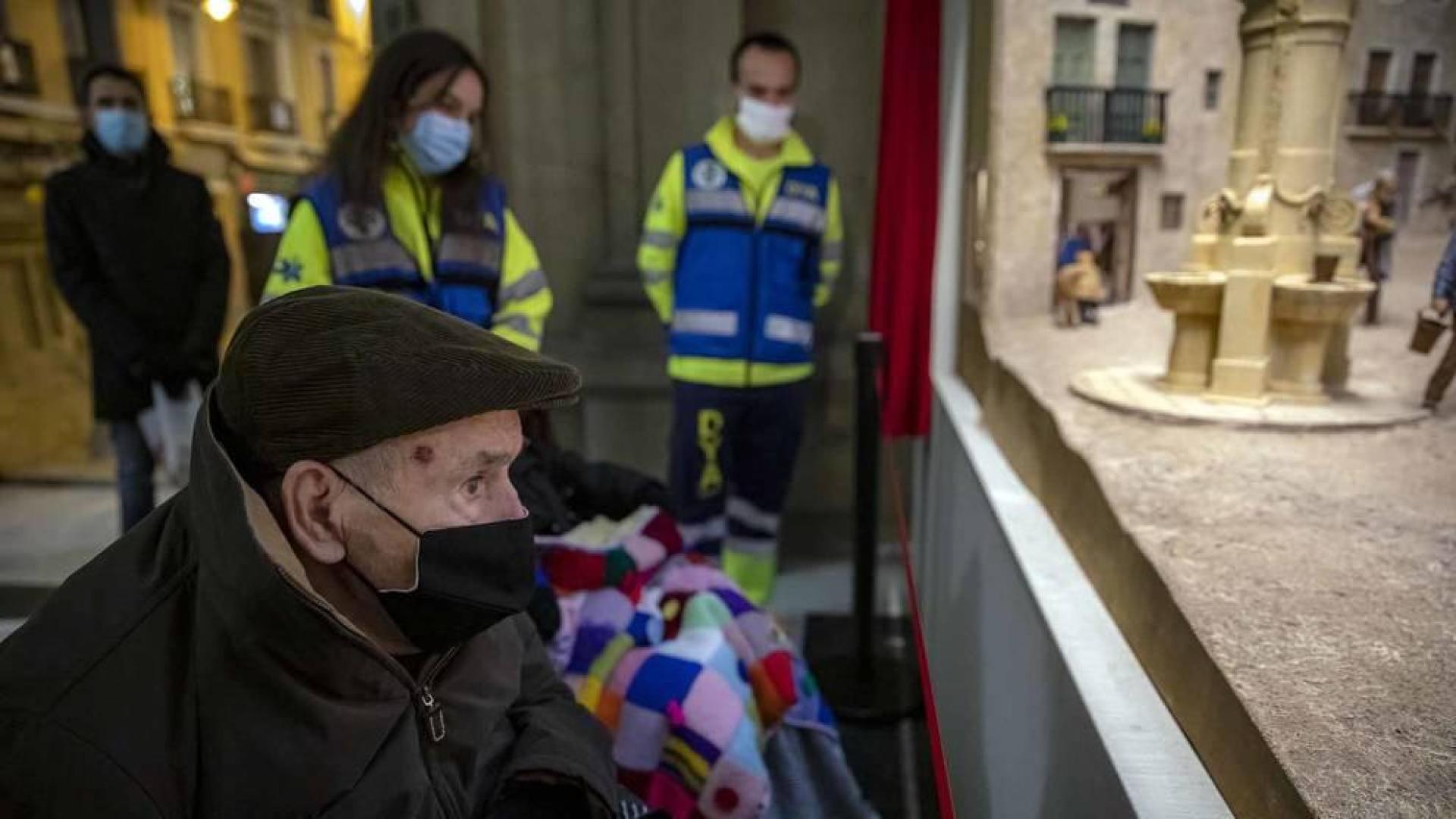 Pilar Martínez y Faustino Cámara viven en un tercero sin ascensor y necesitan silla de ruedas. Tras semanas sin salir de casa, voluntarios de la DYA les ofrecieron un recorrido por la ciudad
