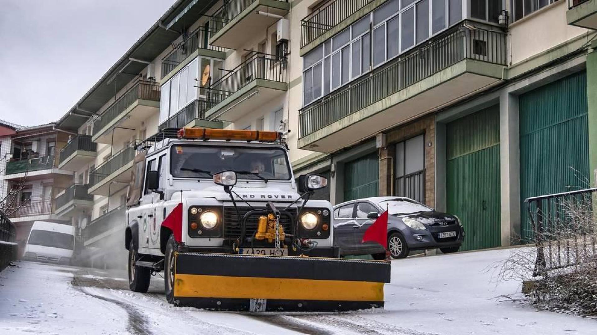 Imágenes de la nieve que ha cuajado este lunes en varias localidades navarras