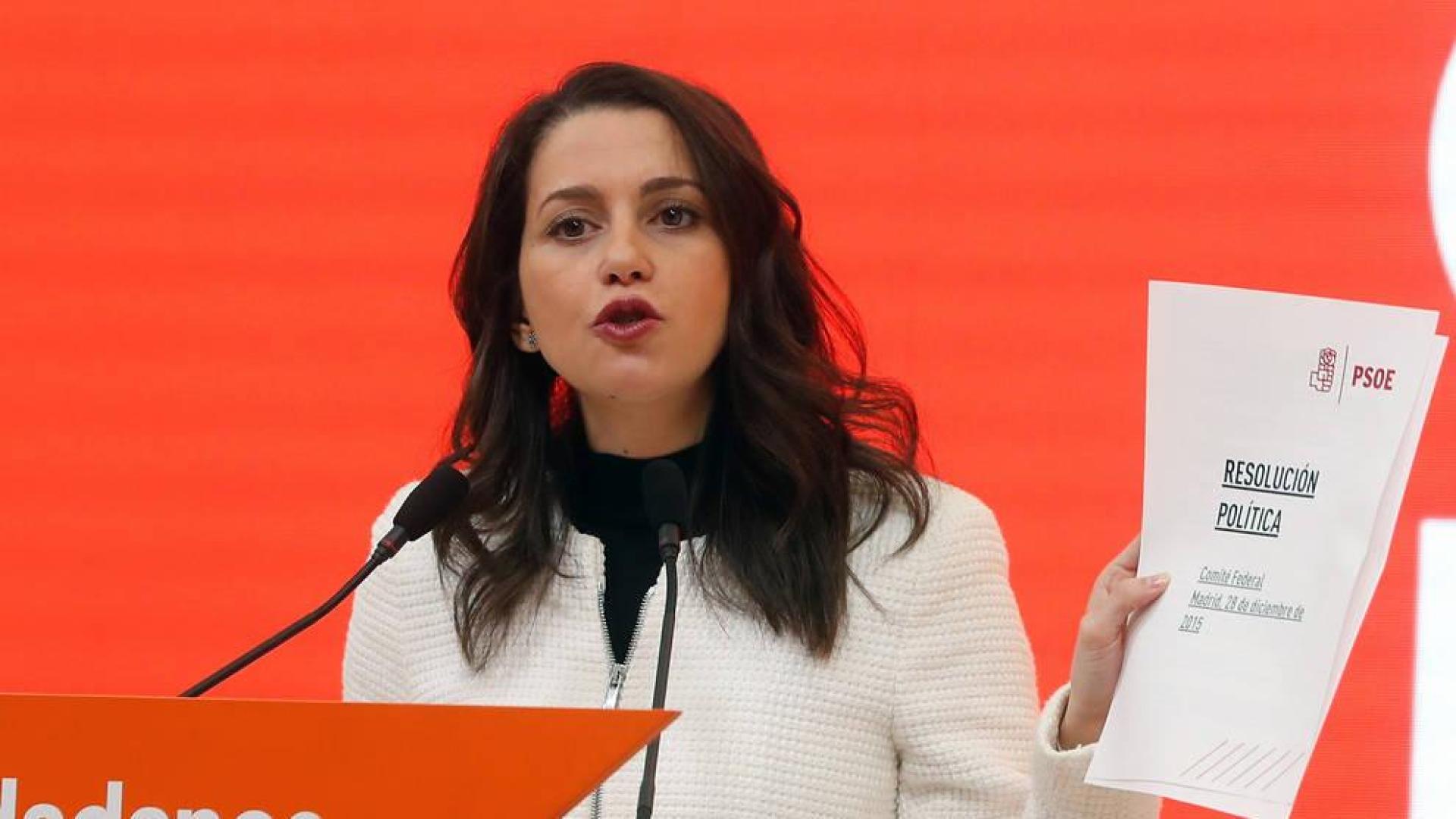 Arrimadas llamará a los barones del PSOE para "frenar" a Sánchez