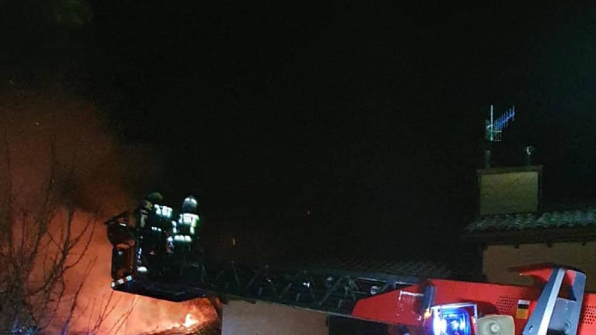 Un incendio causa graves daños en una vivienda en Endériz sin ocasionar víctimas