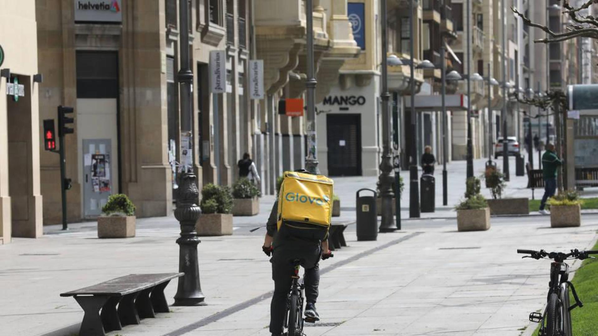 Más de un centenar de restaurantes y bares ofrecen menús a domicilio