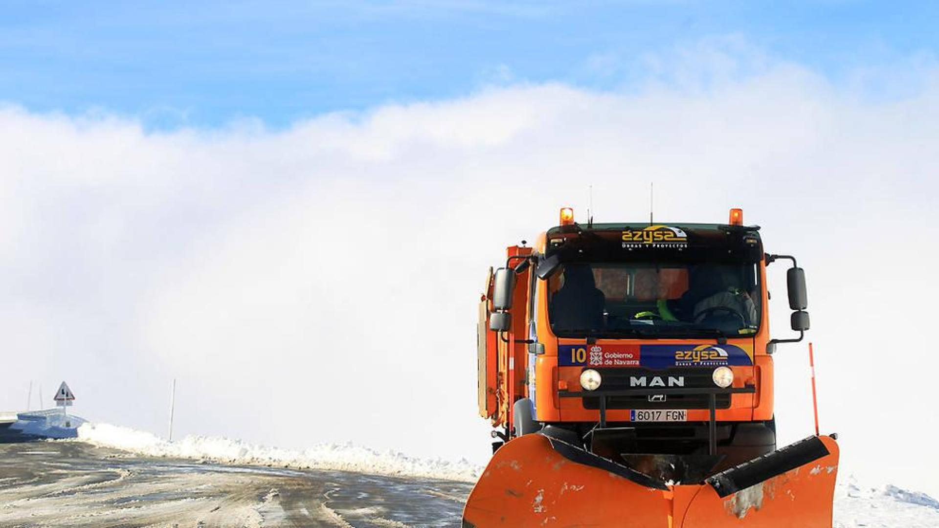 La nieve obliga a usar cadenas en la carretera Burgui-Isaba
