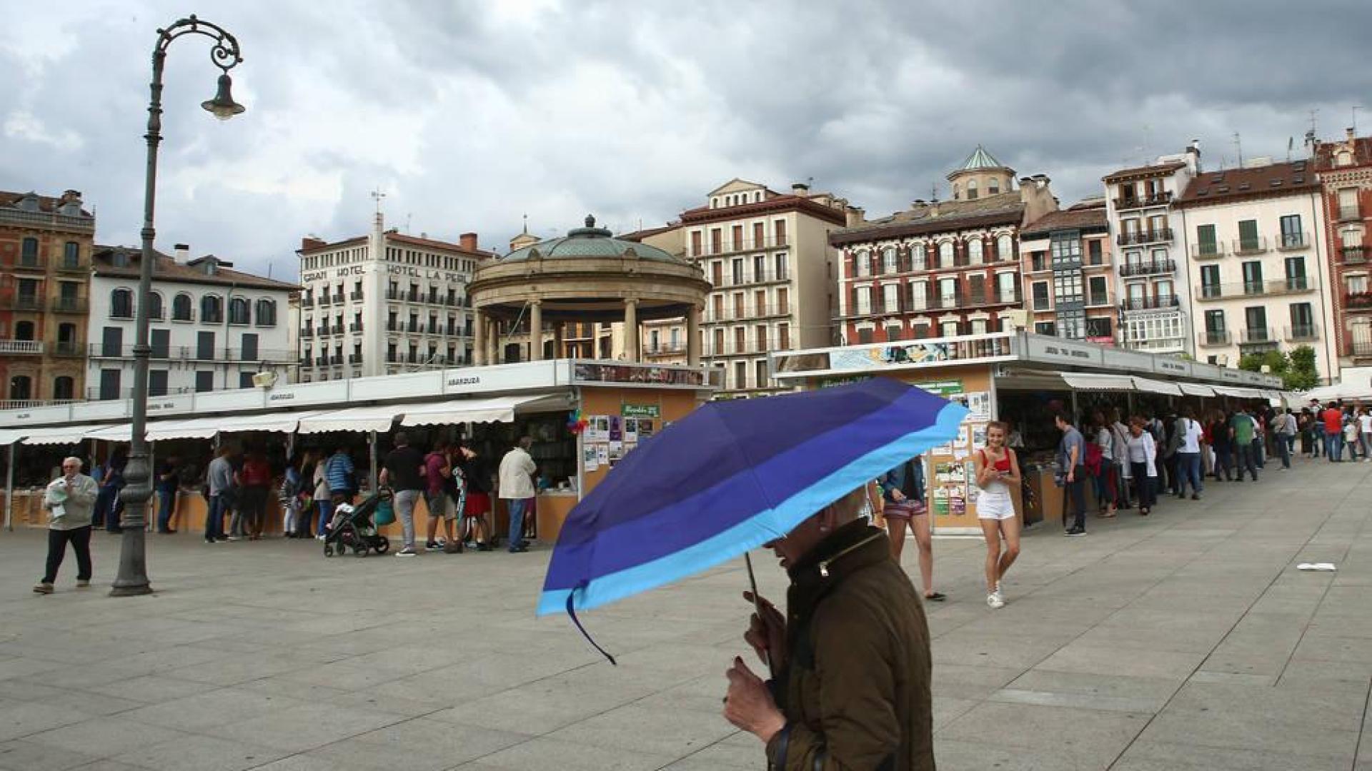 Los libreros sobreviven a la tormenta en la Feria del Libro de Pamplona