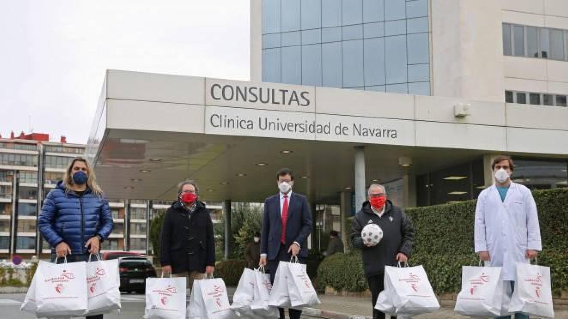 Osasuna lleva regalos a los niños ingresados en la CUN y el CHN