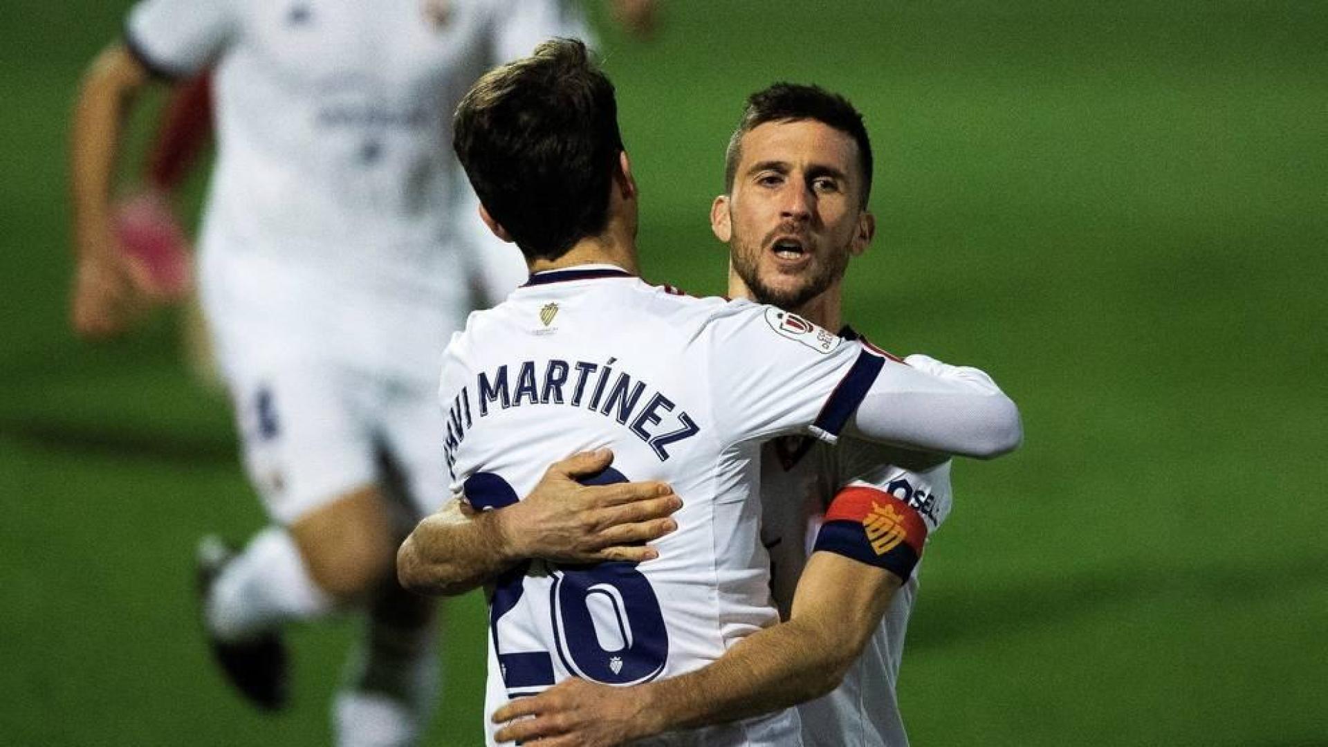 Oier y Javi Martínez celebran el primer gol de Osasuna.