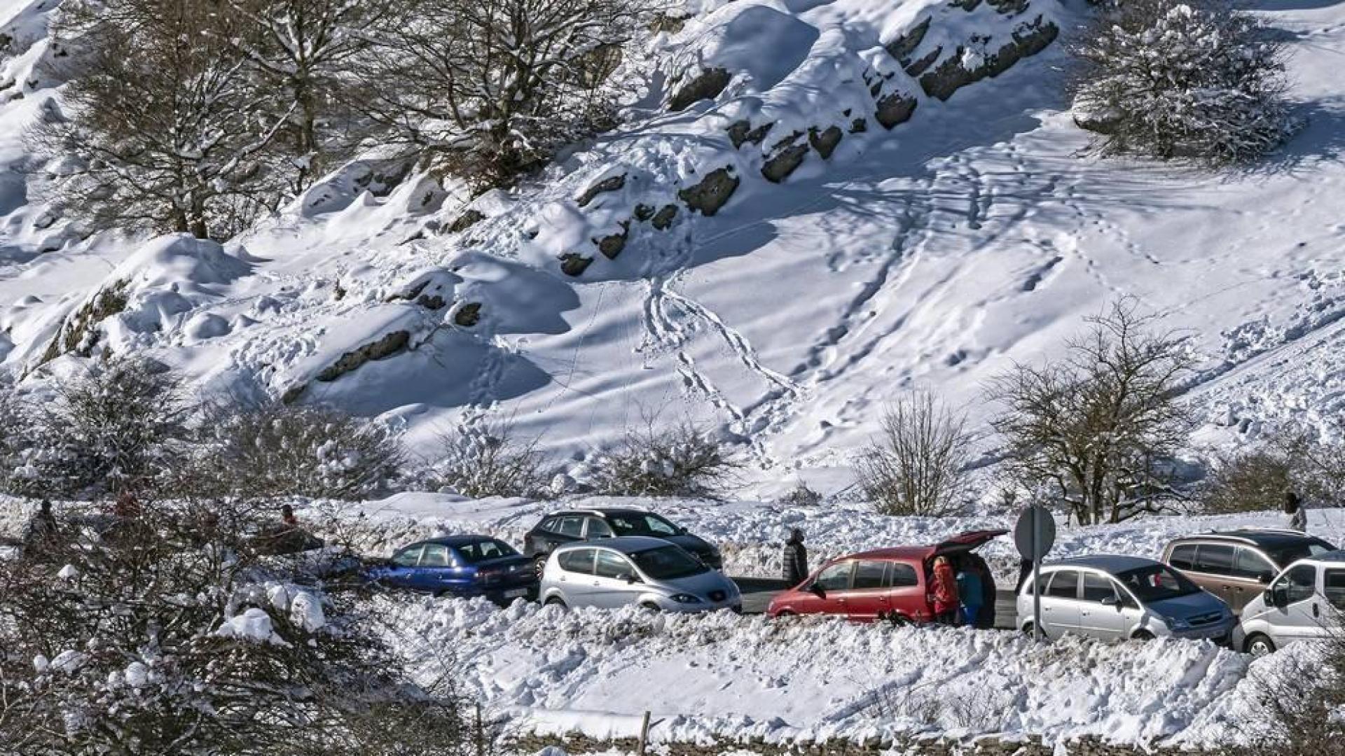 Padres y niños salieron a la nieve a disfrutar con los trineos en el alto de Lizarraga este jueves, 7 de enero.