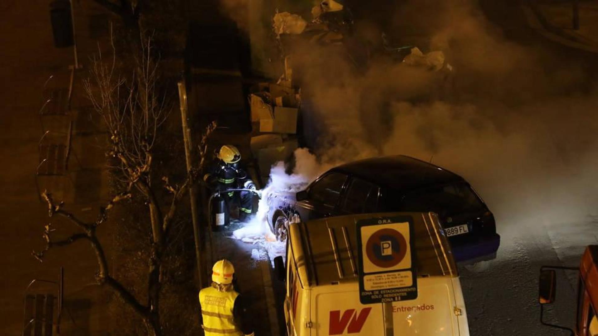 Aparatoso incendio de un automóvil en Tudela