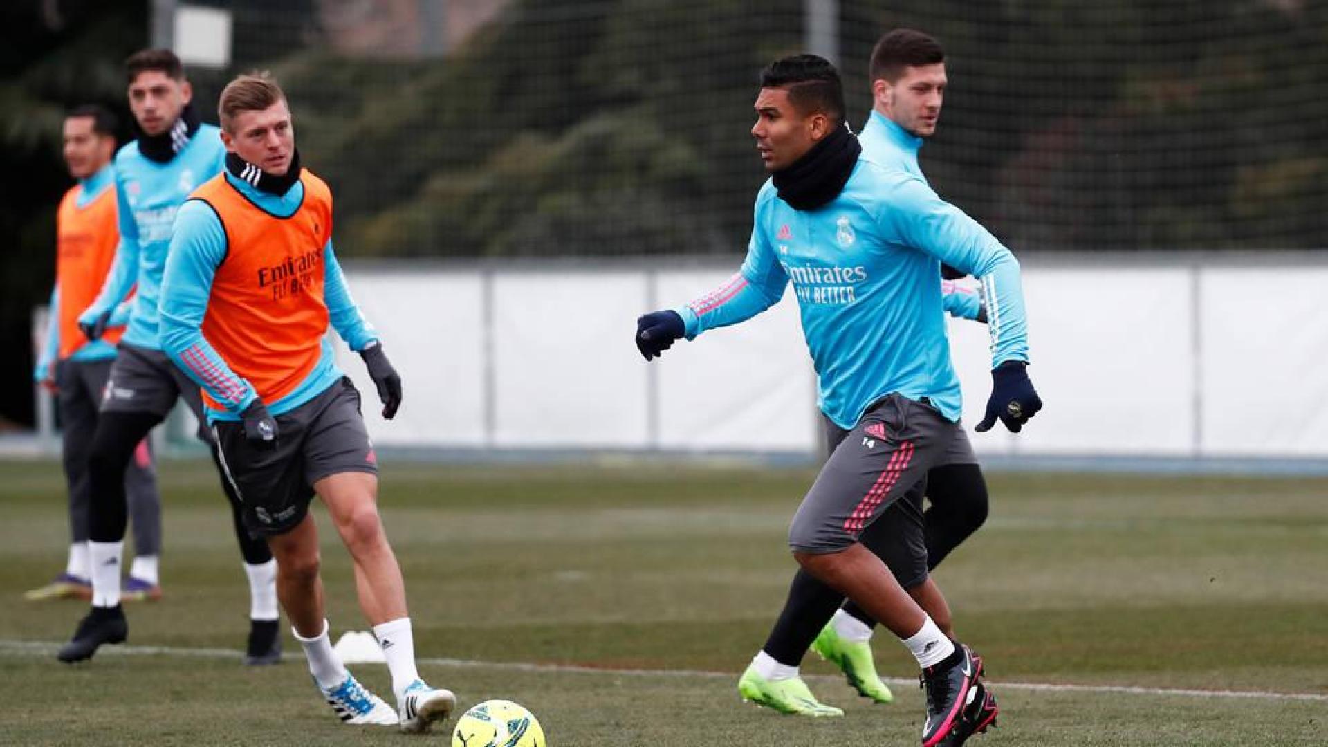 Entrenamiento del Madrid con Rodrygo y Carvajal bajo techo