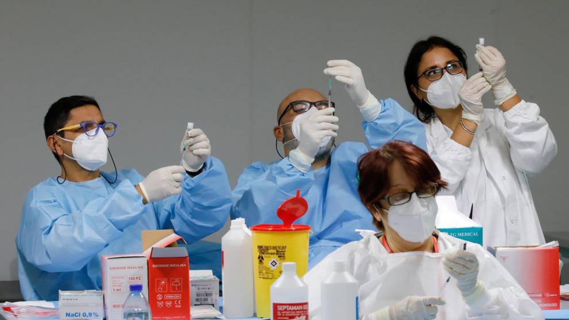 Cada vial de vacuna Pfizer puede tener 1 dosis extra con material adecuado