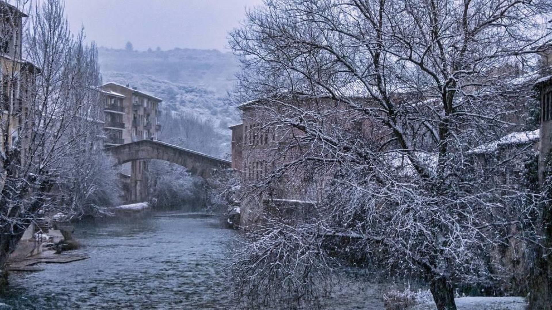 El temporal 'Filomena' que avanza de sur a norte de la península ha entrado este sábado en Navarra y ha dejado nevadas generalizadas en el sur y centro de la Comunidad foral. Municipios riberos como Tudela, Cascante, Cabanillas, Corella o Fitero han amanecido cubiertos de blanco.