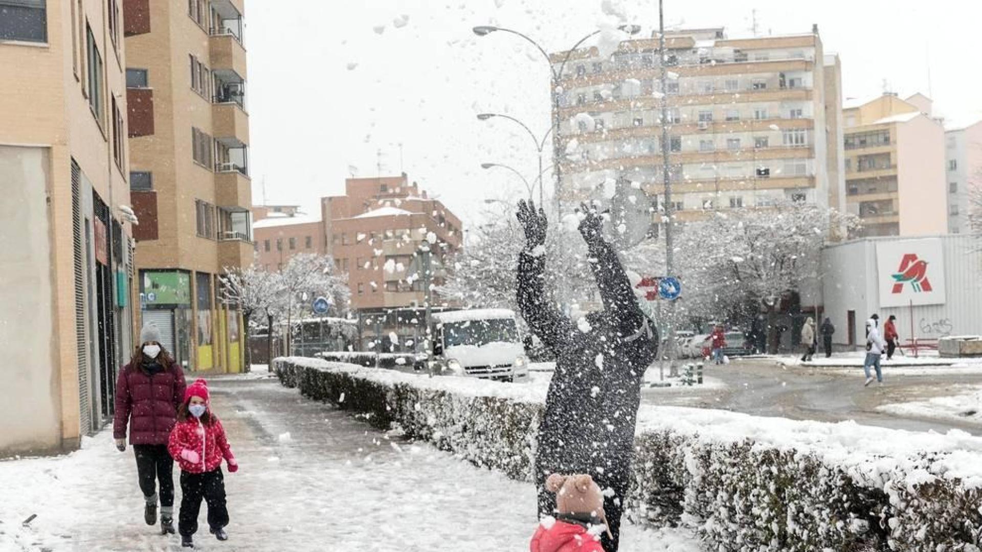 El temporal 'Filomena' que avanza de sur a norte de la península ha entrado este sábado en Navarra y ha dejado nevadas generalizadas en el sur y centro de la Comunidad foral. Municipios riberos como Tudela, Cascante, Cabanillas, Corella o Fitero han amanecido cubiertos de blanco.