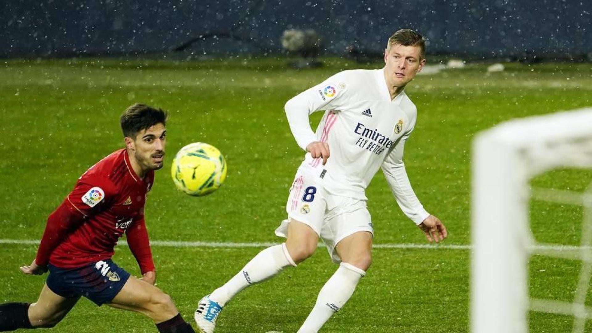 Imágenes de las horas previas y del partido Osasuna-Real Madrid, correspondiente a la jornada 18 y marcado por el paso de la borrasca Filomena.