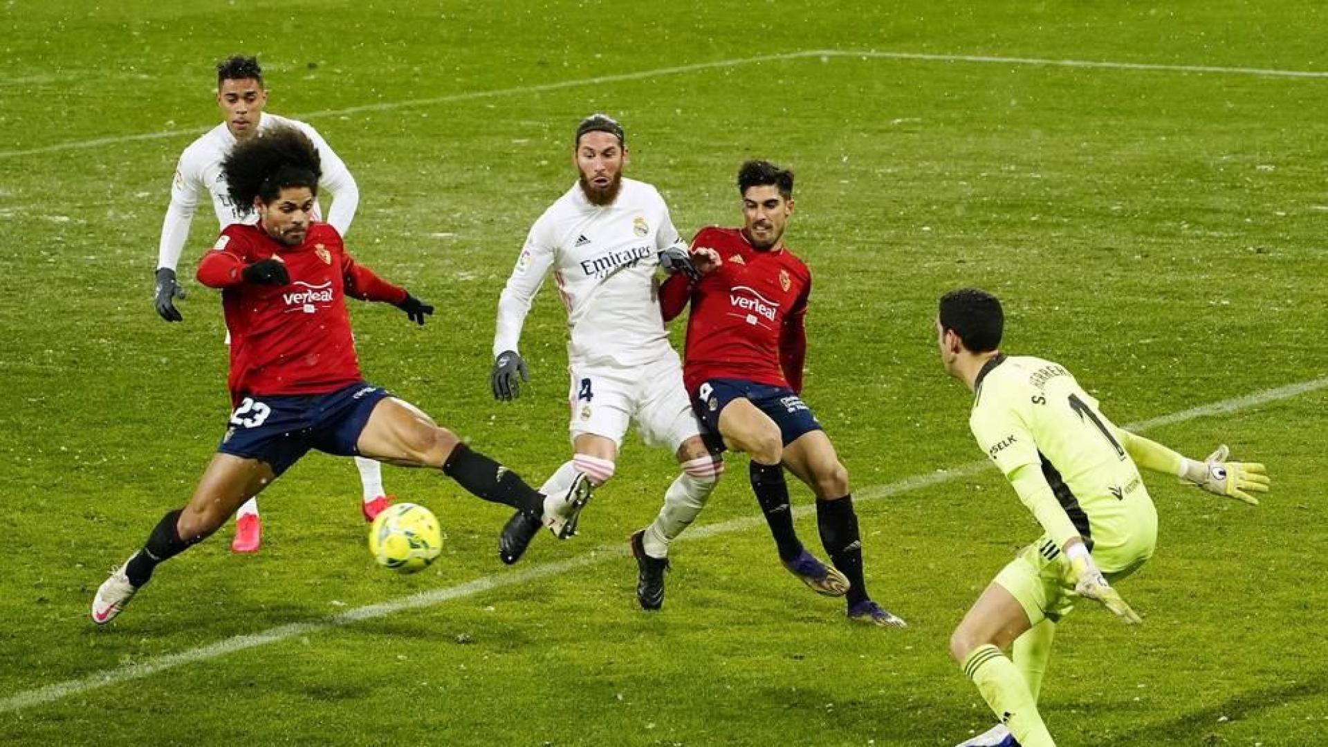 Imágenes de las horas previas y del partido Osasuna-Real Madrid, correspondiente a la jornada 18 y marcado por el paso de la borrasca Filomena.