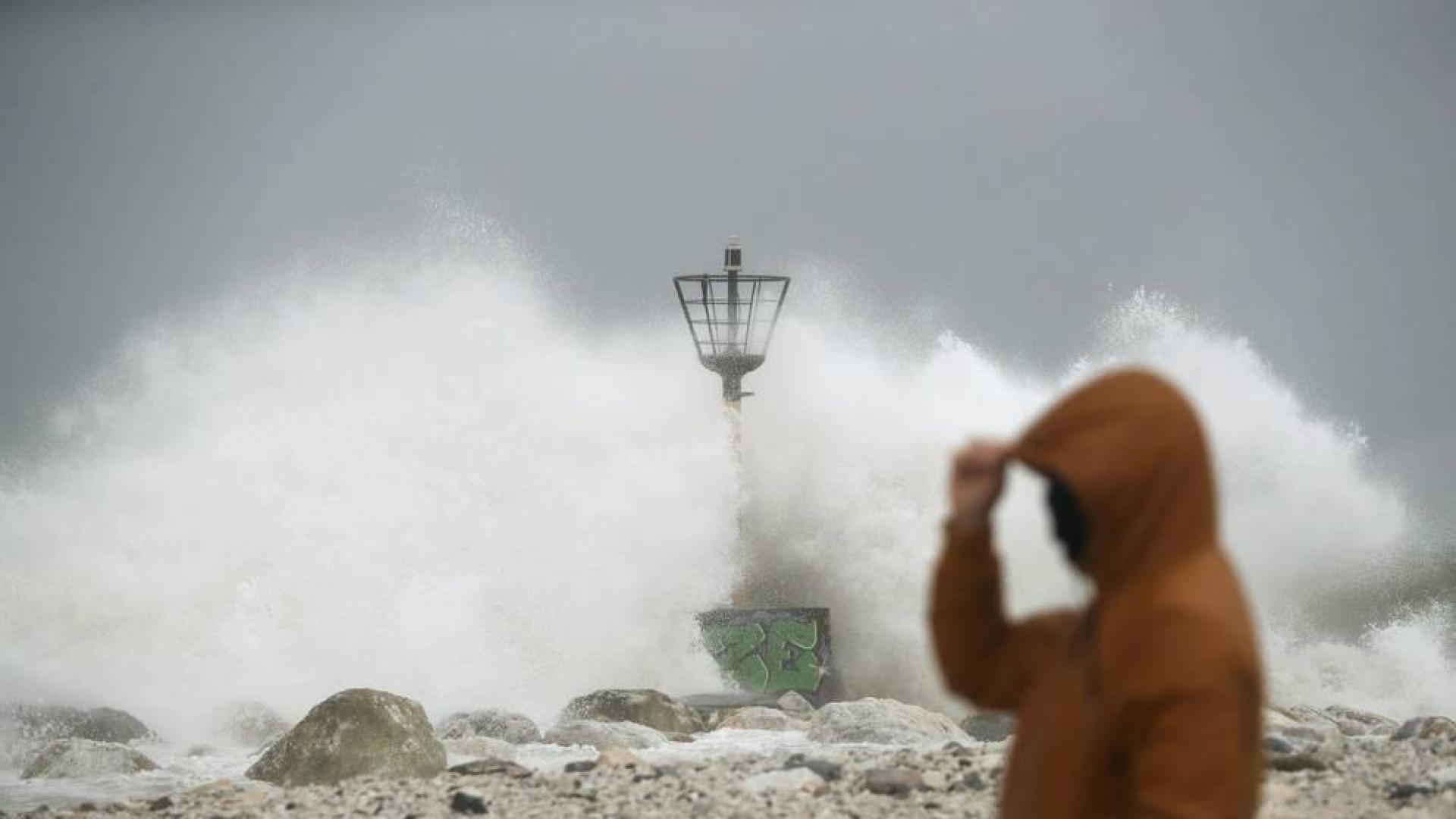 Una ola rompe en el espigón de la playa Seacaba de Málaga.