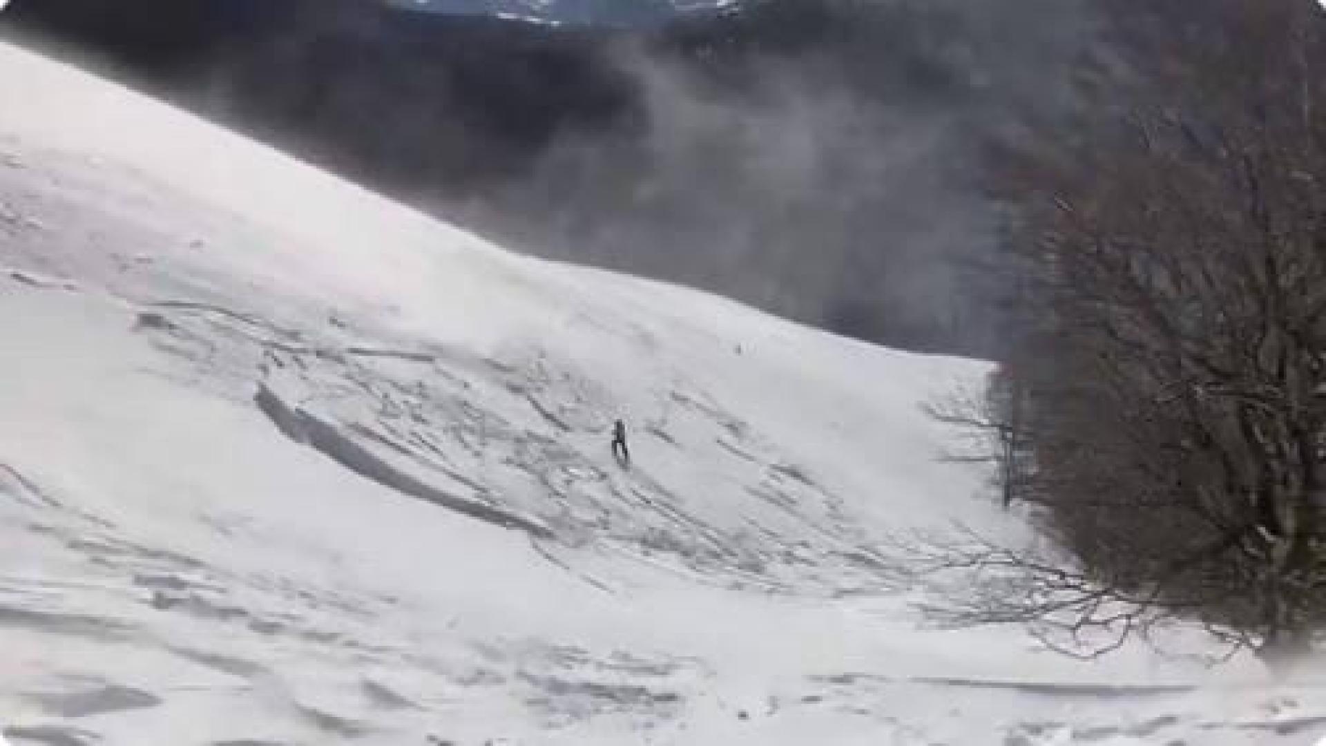 El esquiador, en medio de la avalancha en Lepoeder.