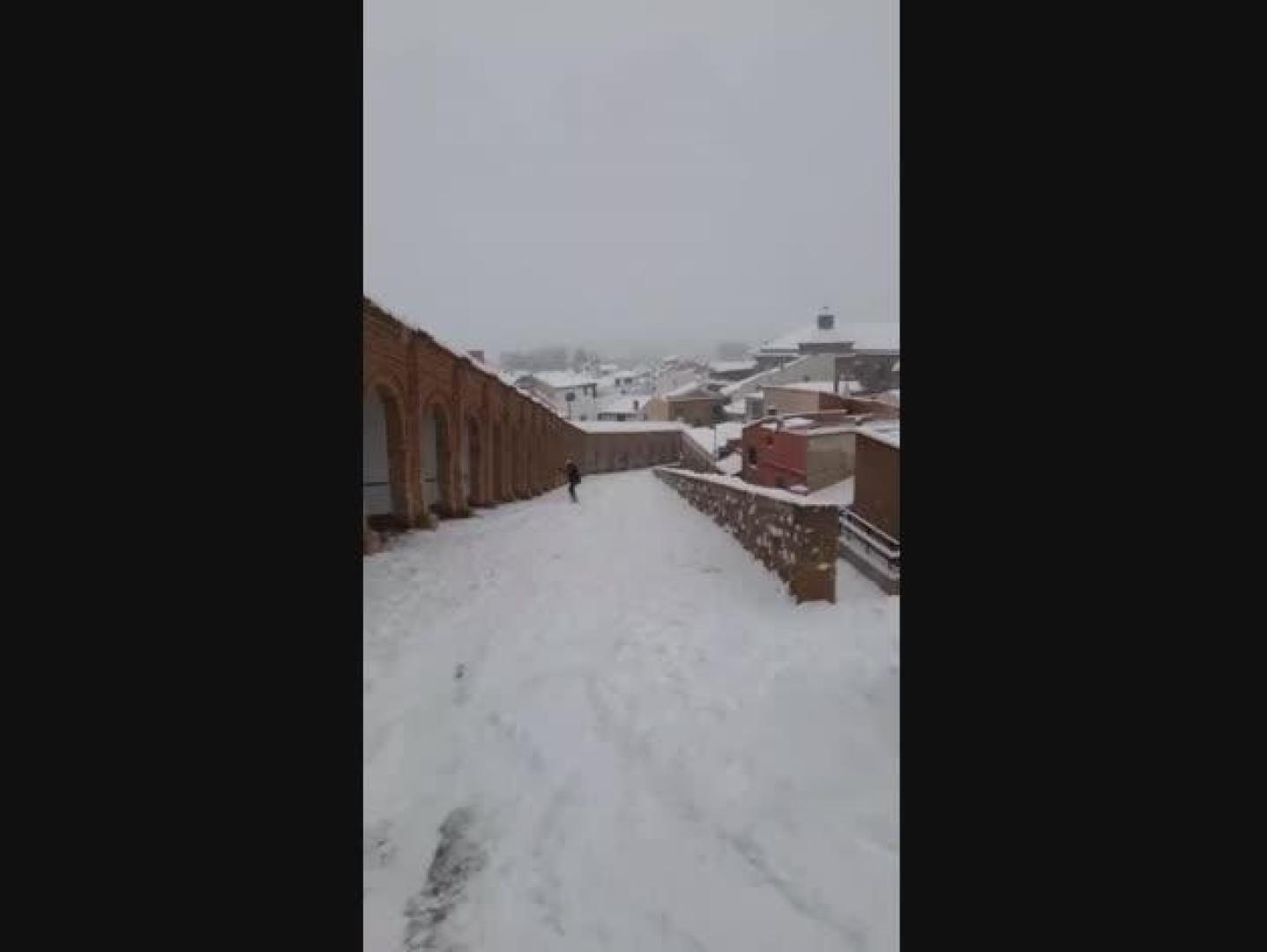 Vídeo: Vecinos de Castante disfrutan de la nieve