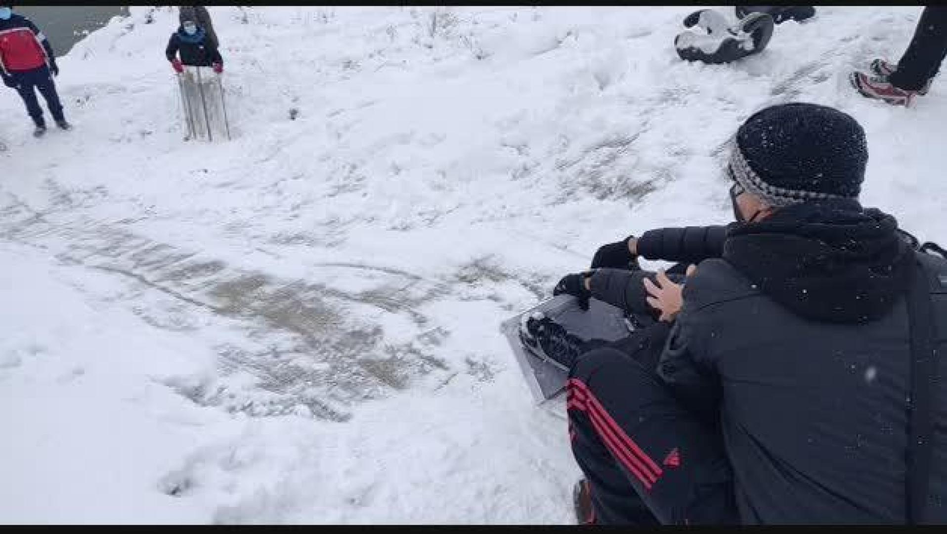 Vídeo: Vecinos de Ribaforada disfrutan de la nevada