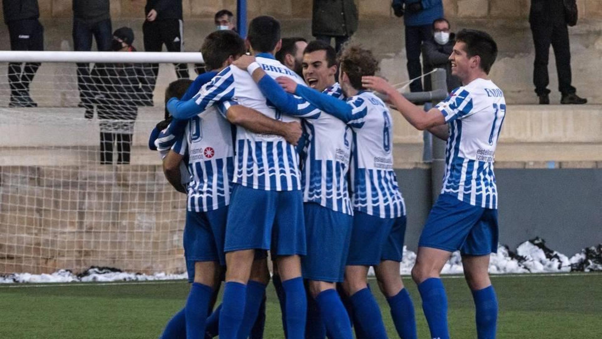 Los jugadores del Izarra celebran uno de los tres goles que marcaron ayer ante el Ebro.