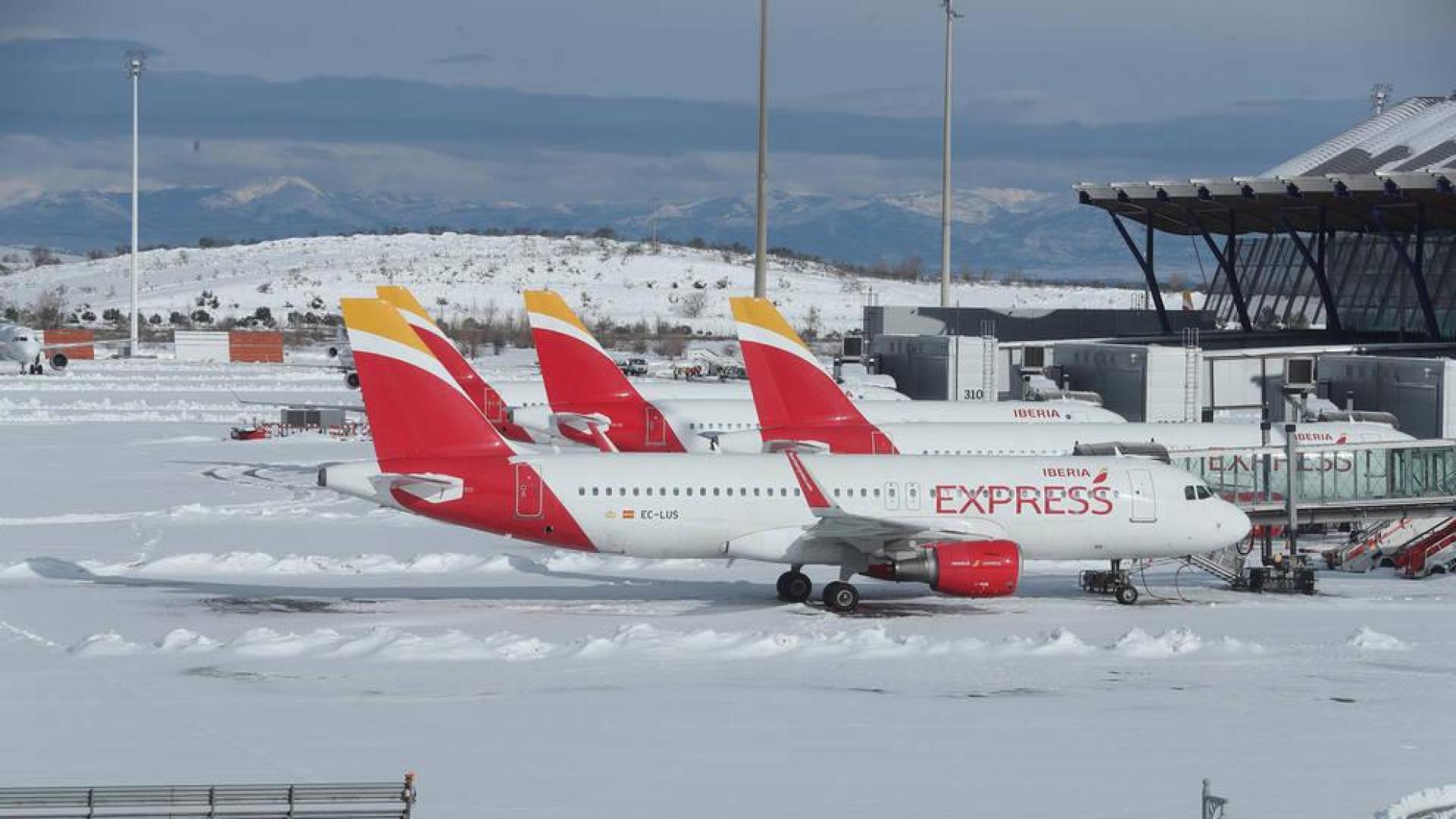 Aviones, en el aeropuerto de Barajas este domingo.