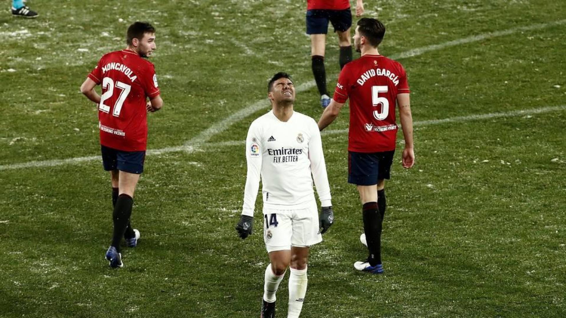 Moncayola y David García, junto a Casemiro dentro del área.