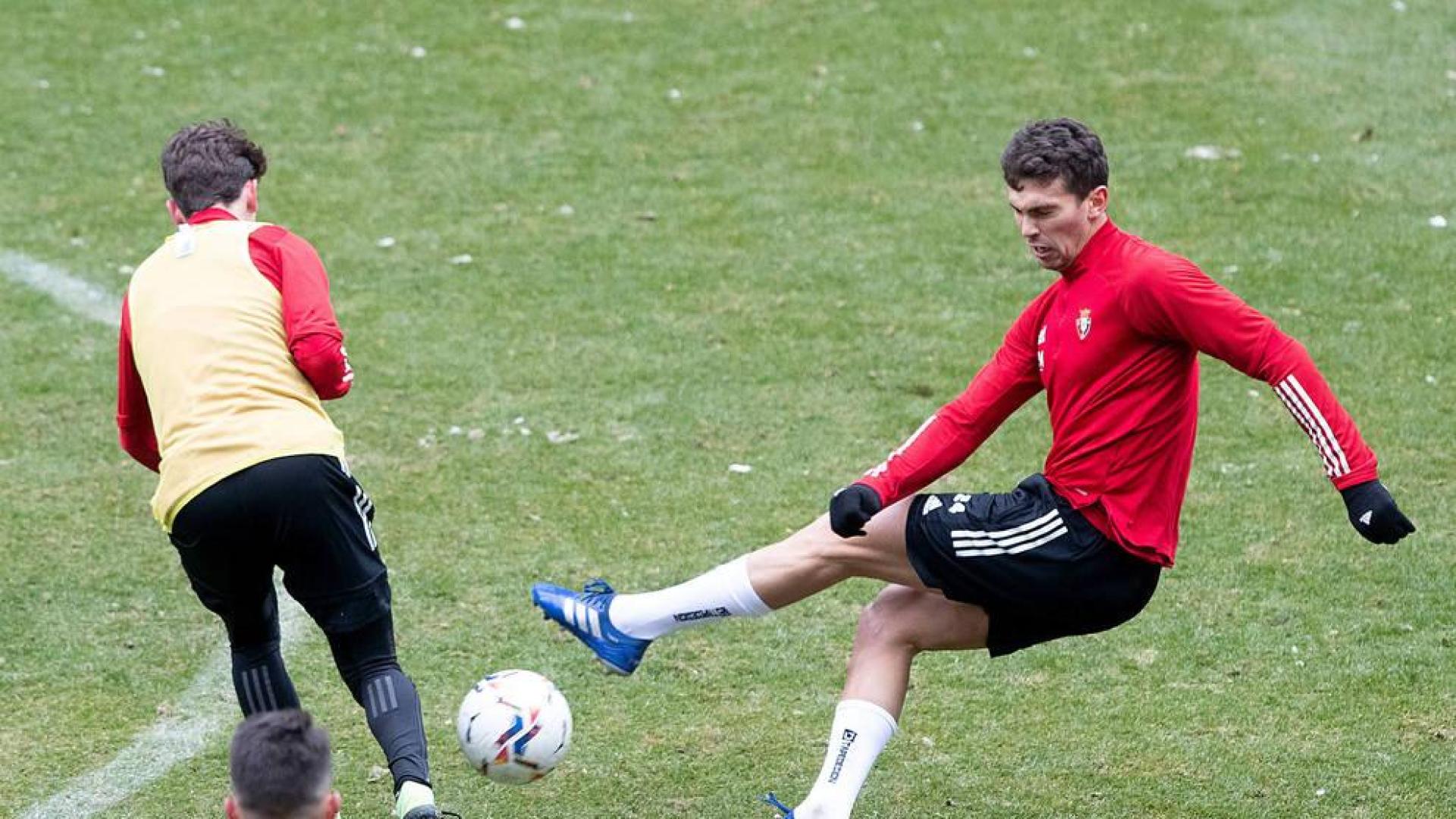 Lucas Torró golpea el balón en el entrenamiento de ayer.