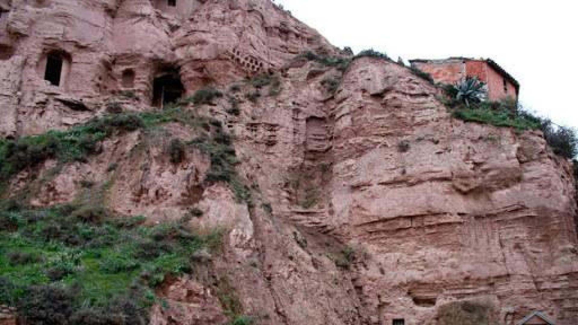 El primer peregrino a Santiago de Compostela del que se tiene noticia en estas tierras es Godescalco o Gotescalco, obispo de Santa María de Anís en Le Puy en Velay, de Aquitania, entre los años 927-962, que peregrinó a Compostela en el año 950 con numeroso séquito