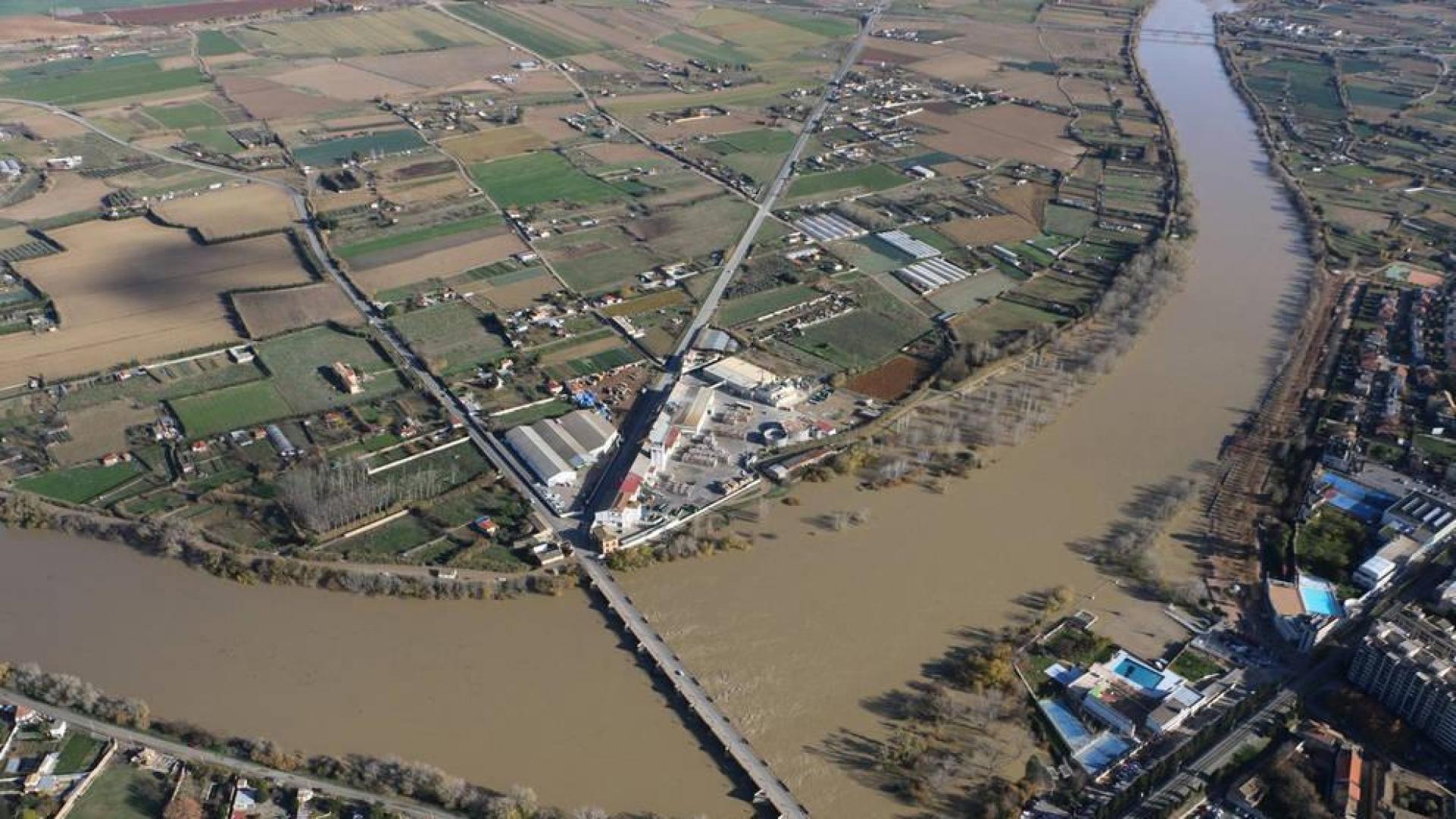 La rápida crecida del Ebro pone en alerta a Tudela y otras localidades de la Ribera