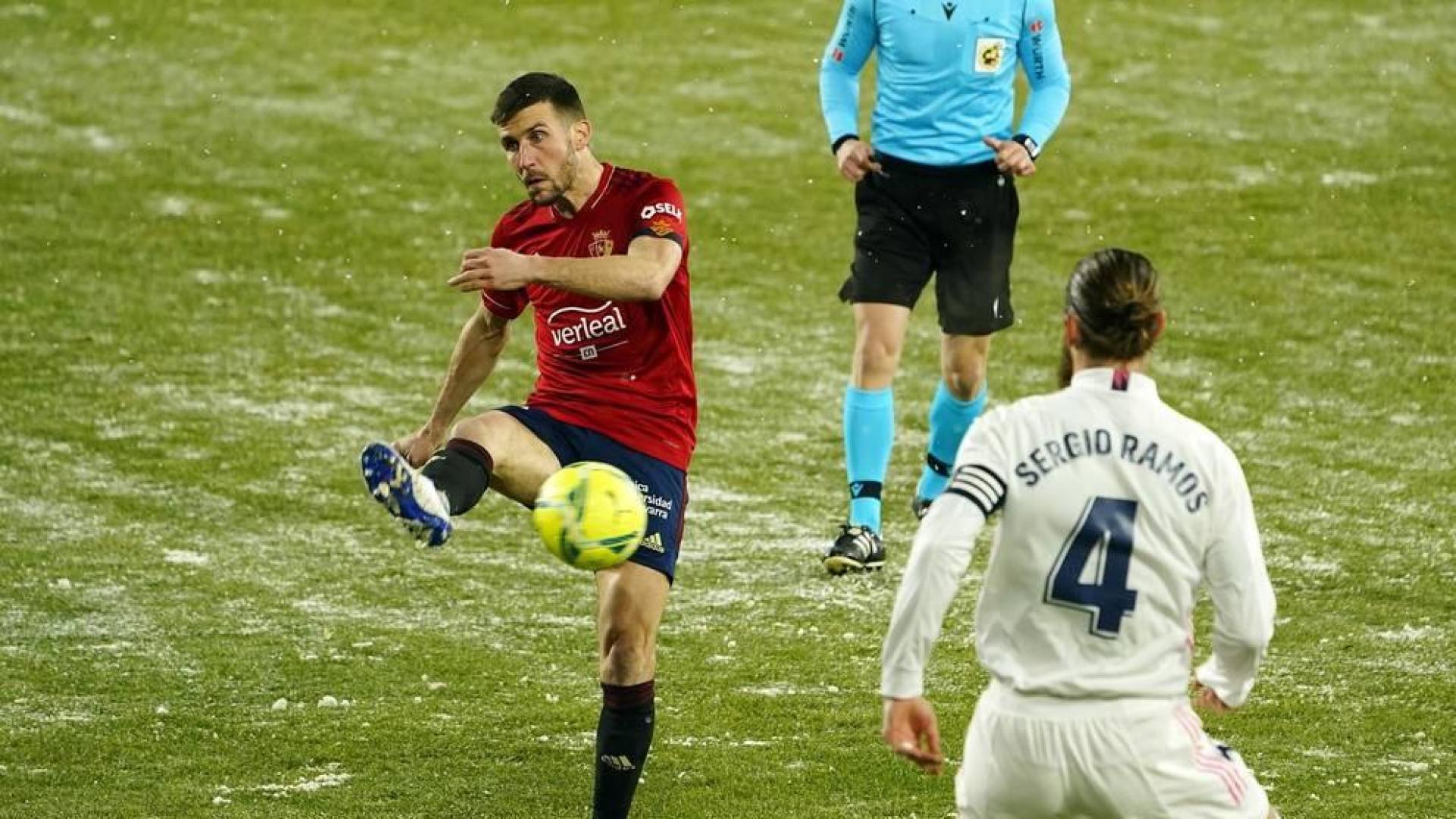 Imágenes de las horas previas y del partido Osasuna-Real Madrid, correspondiente a la jornada 18 y marcado por el paso de la borrasca Filomena.