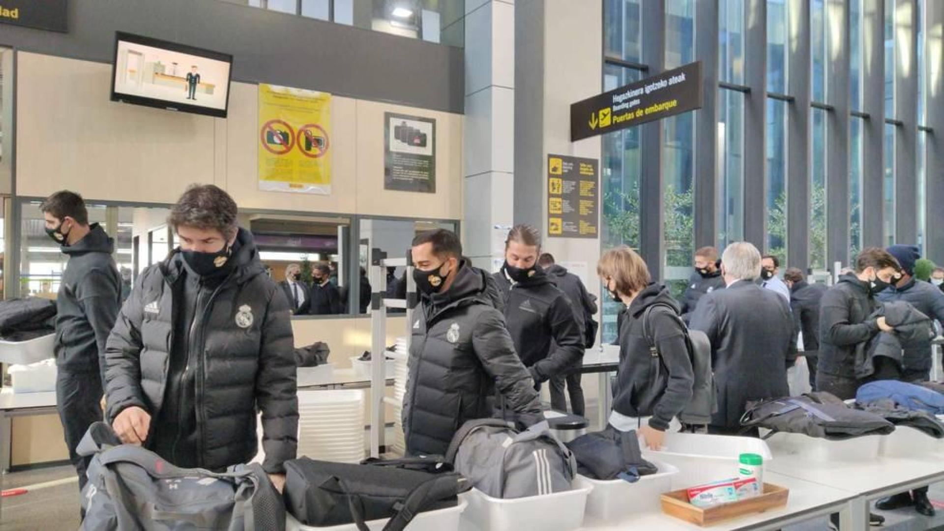 La expedición del Real Madrid, embarcando en Noáin.