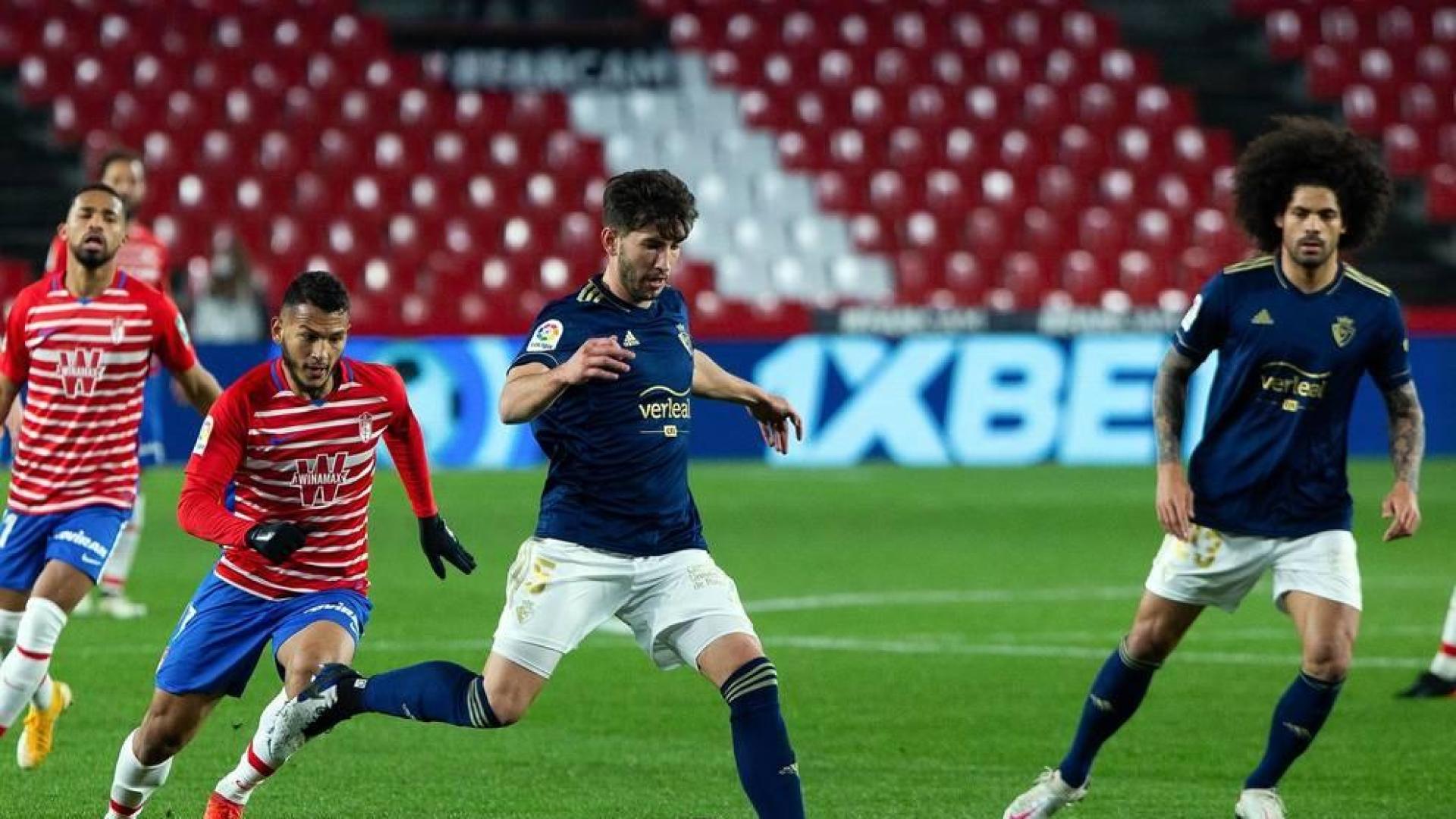Imágenes del partido que enfrenta a Granada y Osasuna en el estadio Nuevo Los Cármenes