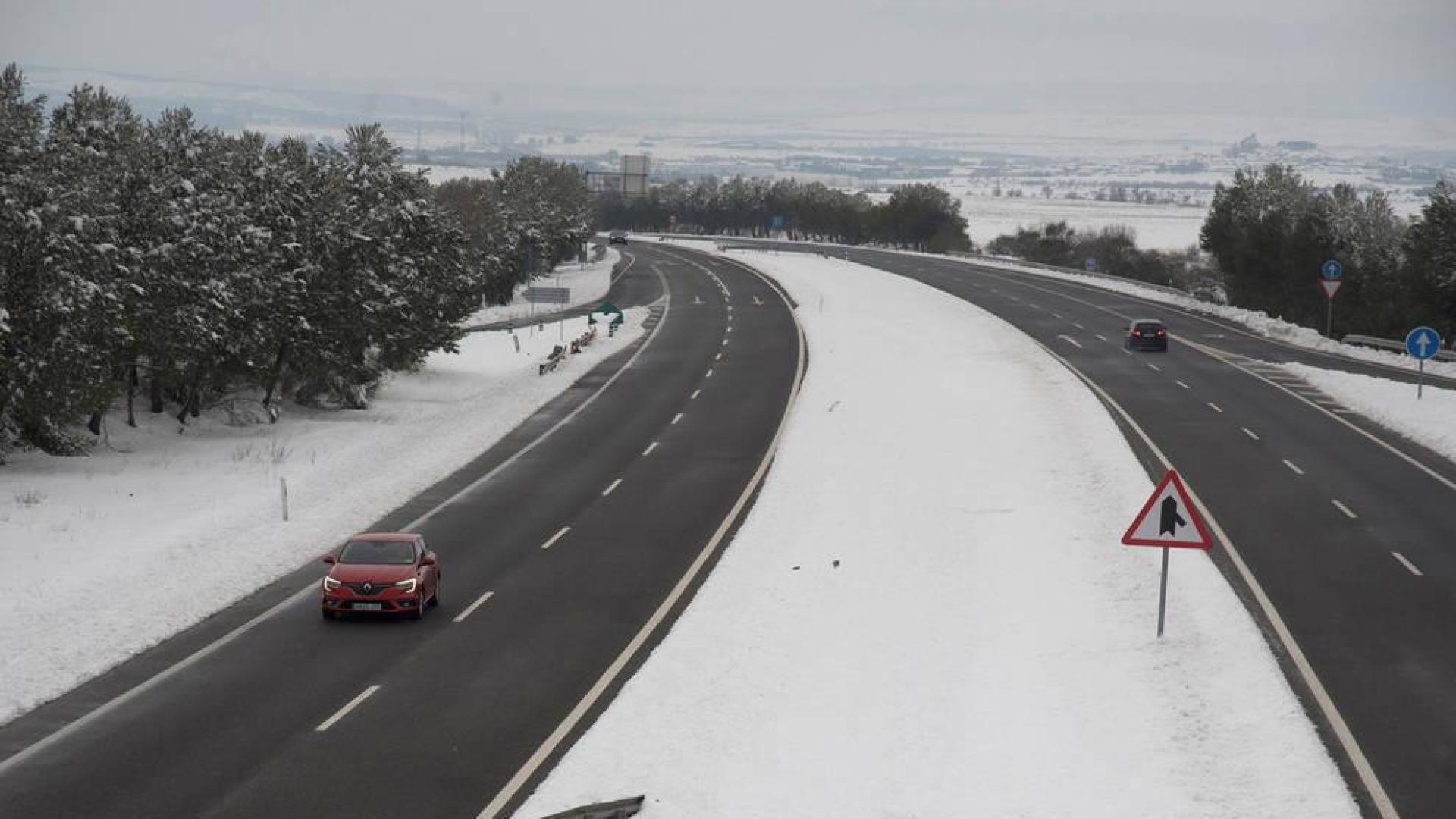 Agentes de la Guardia Civil de Huesca detuvieron al conductor cuando realizaban funciones de prevención de la seguridad vial en la A-23 debido al temporal