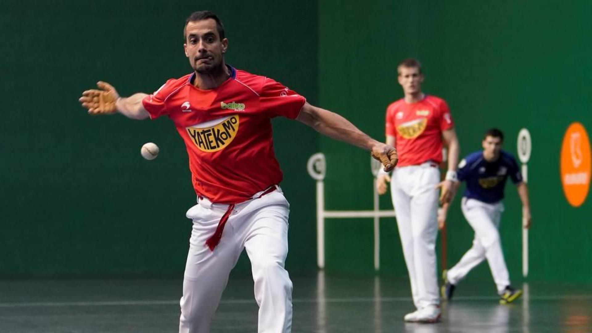 Bengoetxea VI golpea con su derecha una de las pelotas puestas en juego ayer en el Beotibar. Al fondo, Mariezkurrena II y Ladis Galarza.