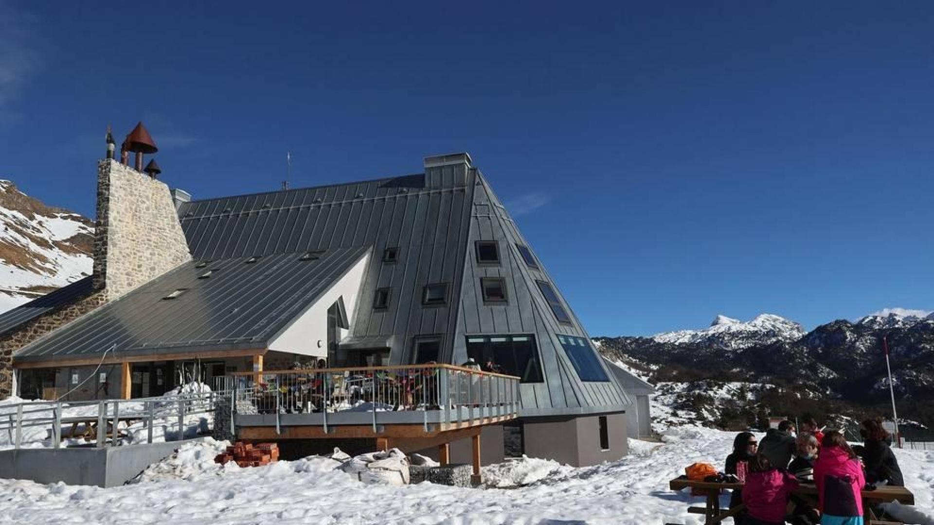 Los aficionados a los deportes de invierno pudieron disfrutar de la nieve con el primer día de las instalaciones este domingo 20 de diciembre.