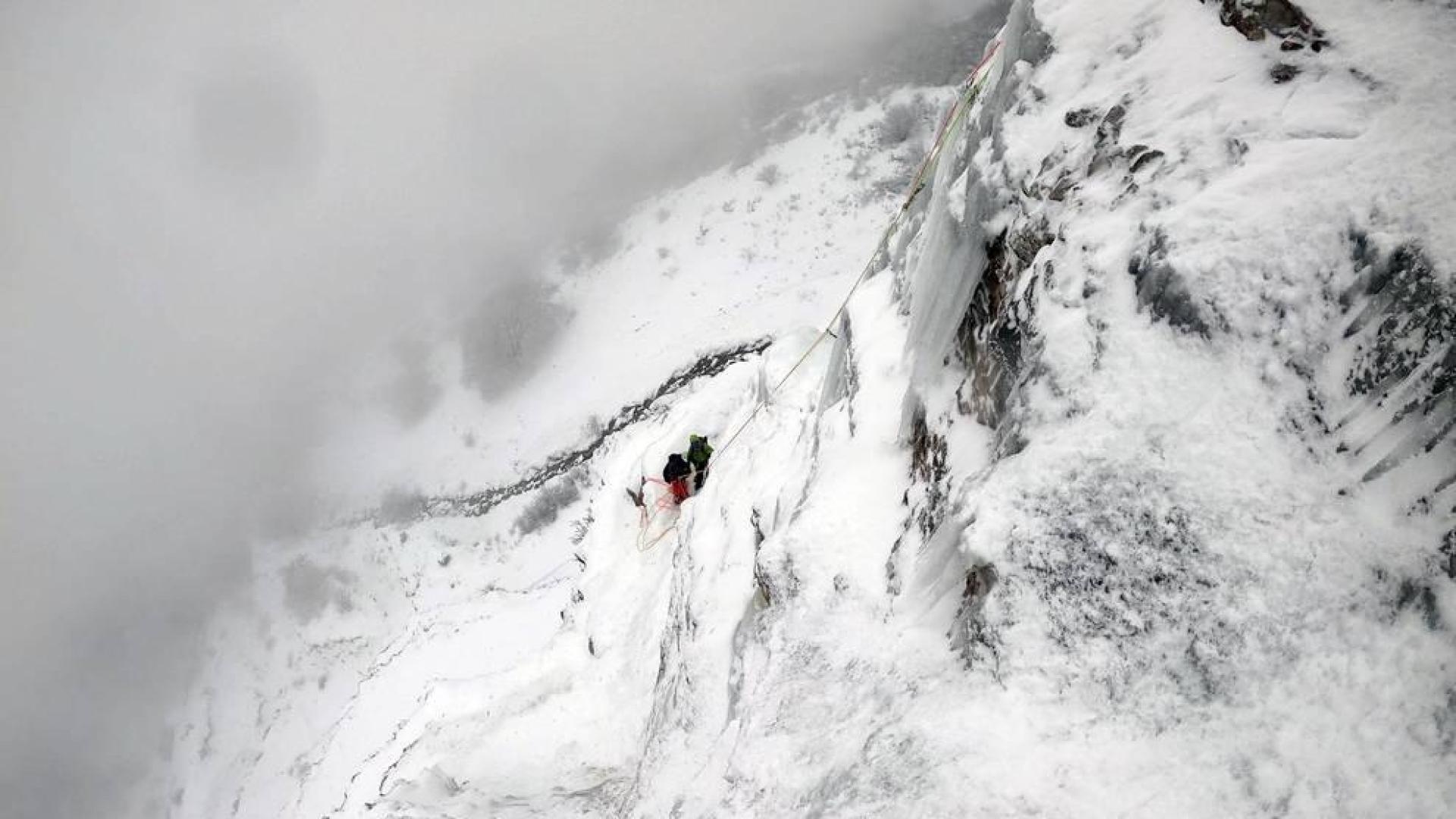 Galería de imágenes de Mikel Zabalza, Ekaitz Maiz y Gorka Karapeto escalando en hielo en el morro inferior del Beriáin-San Donato.