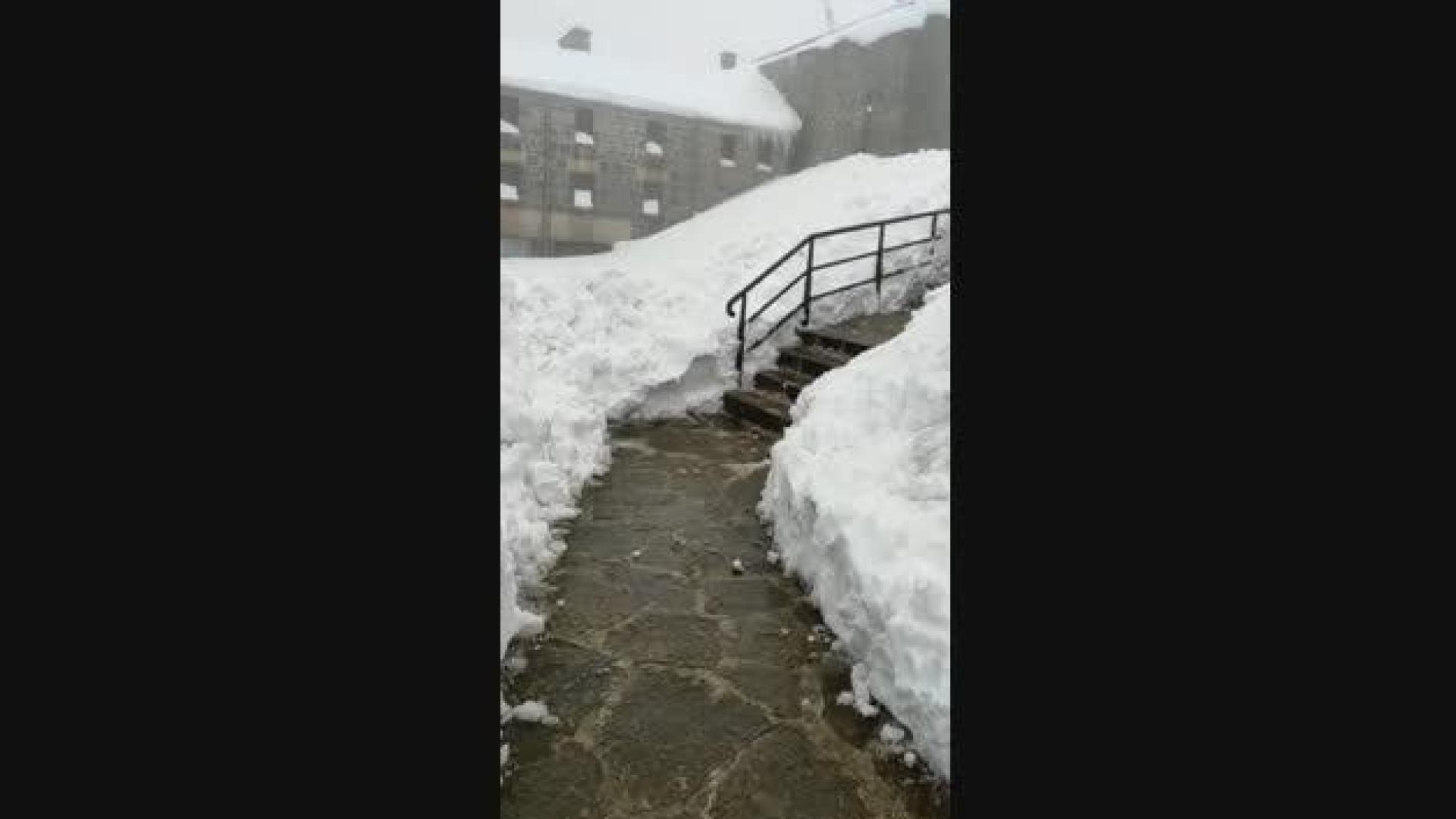 Despejada de nieve la entrada al santuario de Aralar