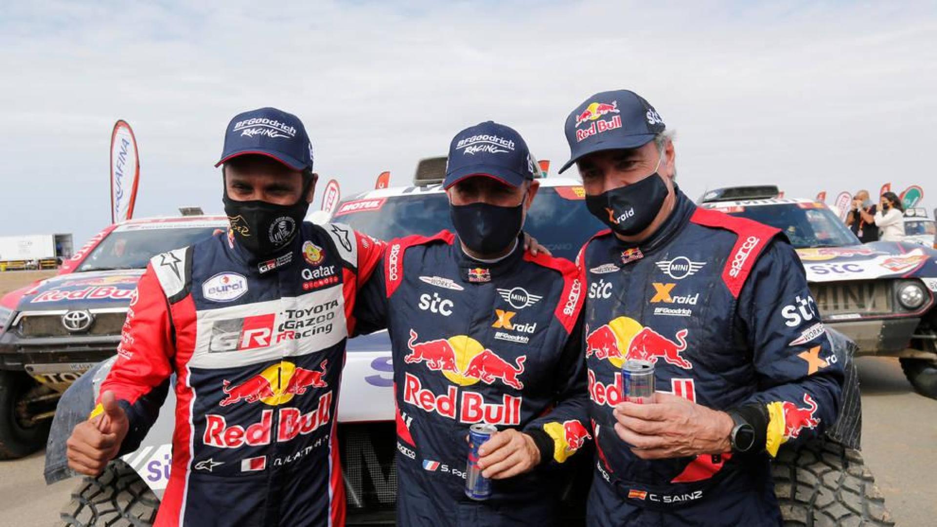 Peterhansel, escoltado por  Nasser Al-Attiyah, segundo y Carlos Sainz, tercero en el Dakar.