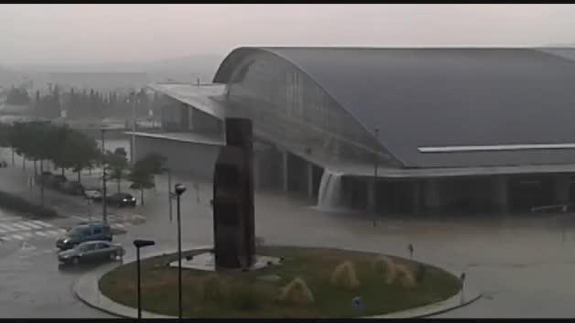 La lluvia anega las inmediaciones del polideportivo de Tafalla