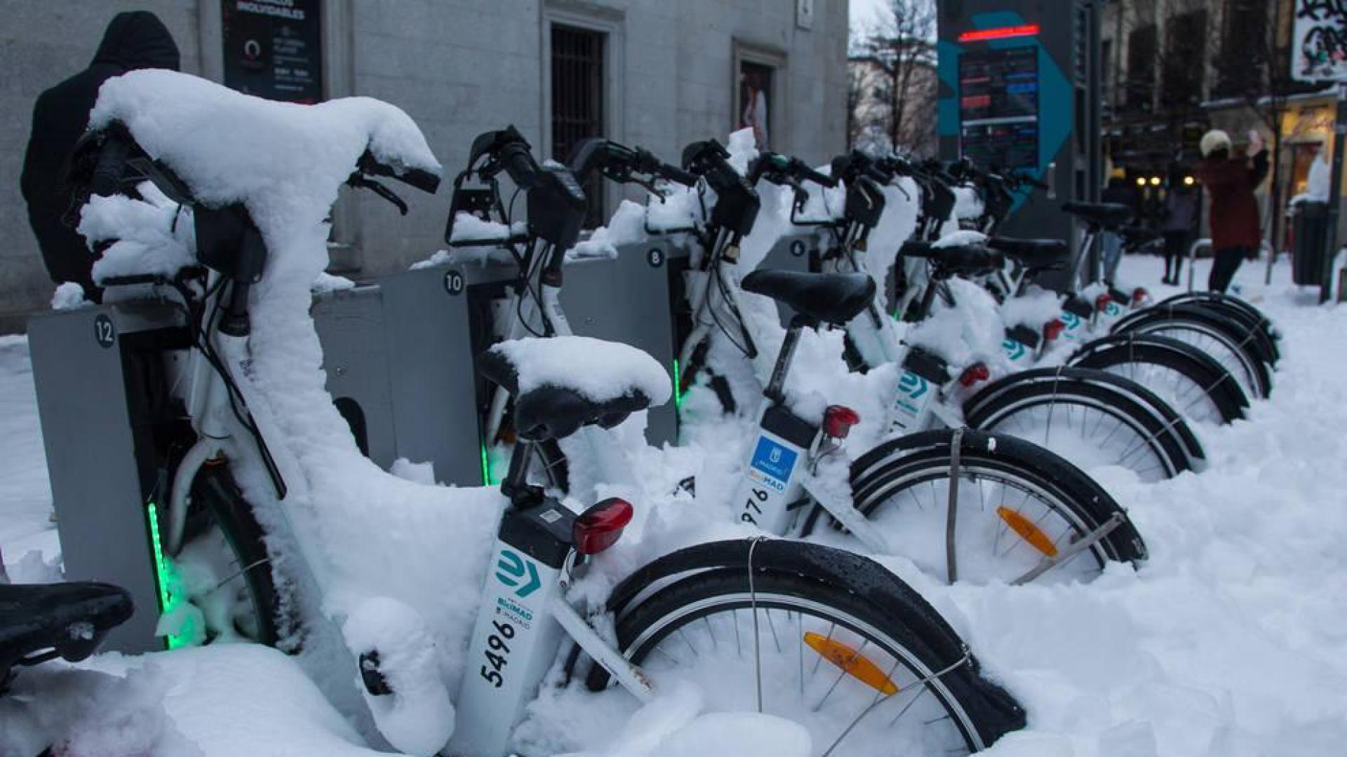 Aparece bajo la nieve el cadáver de un hombre en una calle de Madrid