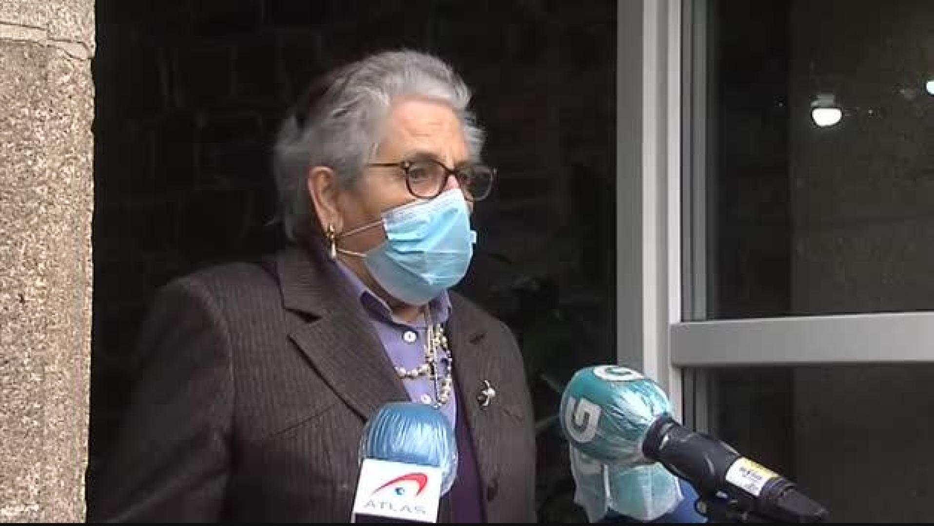 Nieves, primera en recibir la segunda dosis de la vacuna en Galicia: "Hay que matar al bicho"