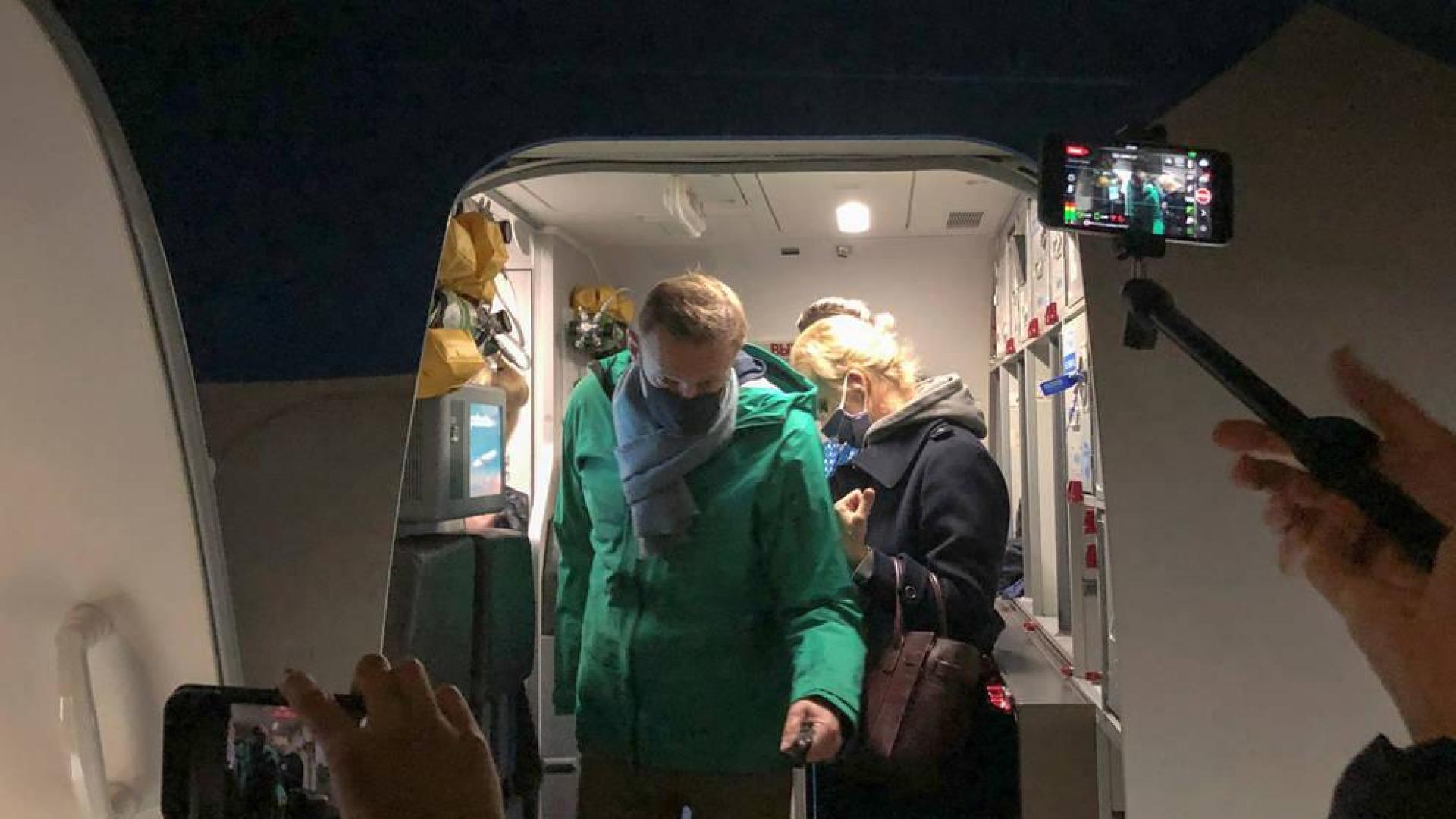 Navalni aterriza en Moscú mientras detienen a varios de sus simpatizantes