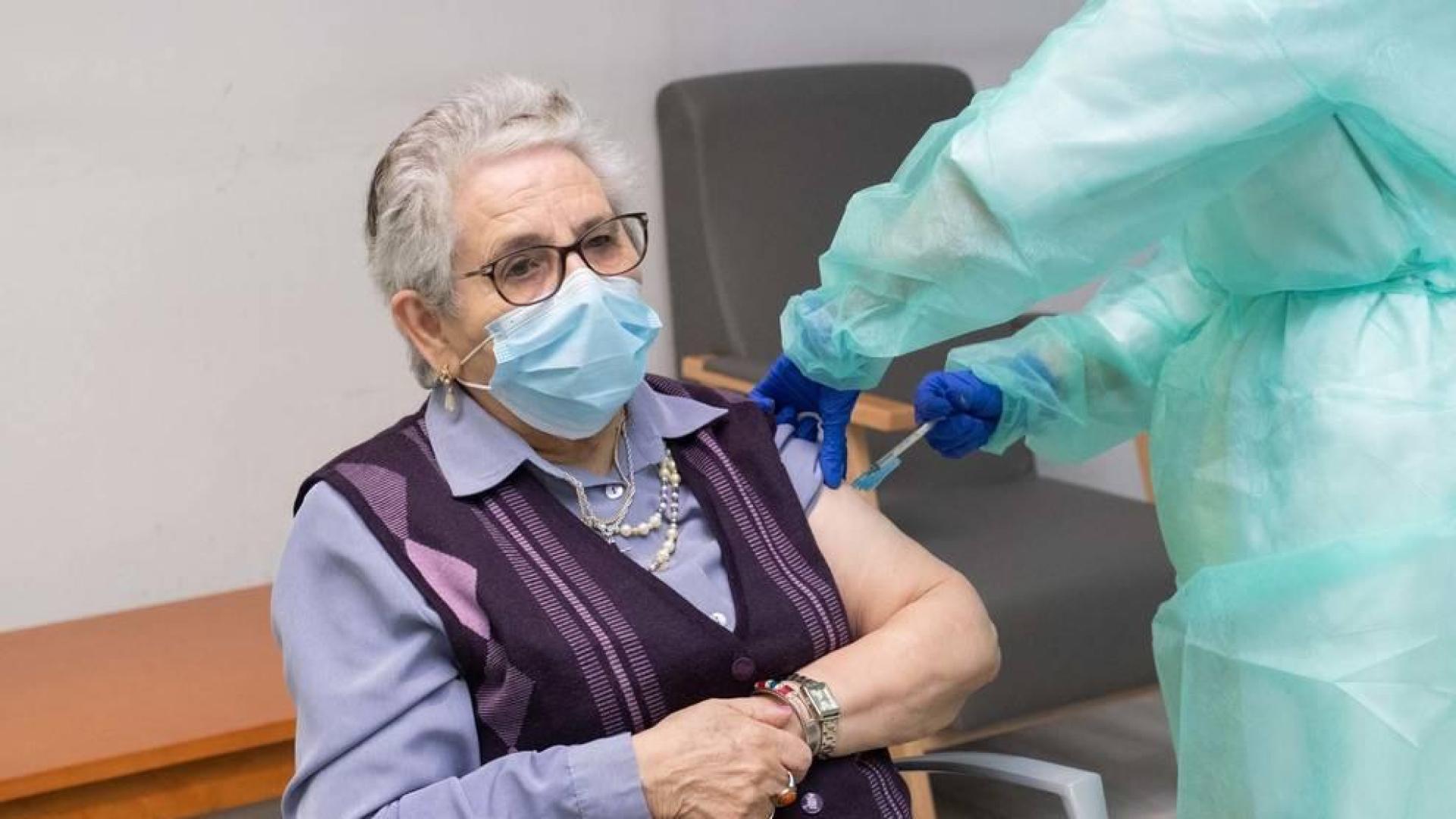 Nieves Cabo, primera en recibir las dos dosis en Galicia